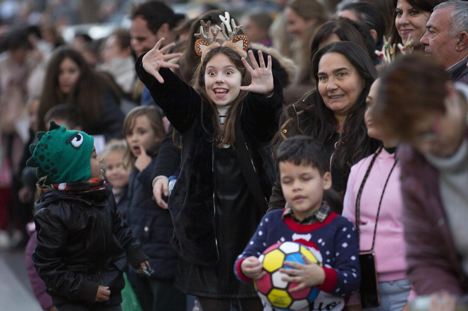 Así ha sido la cabalgata de Papa Noel por Granada