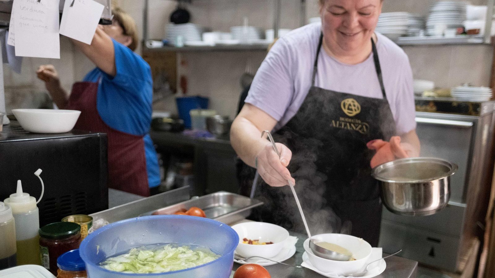Manuela Núñez acompaña a su hija al frente del equipo de cocina.