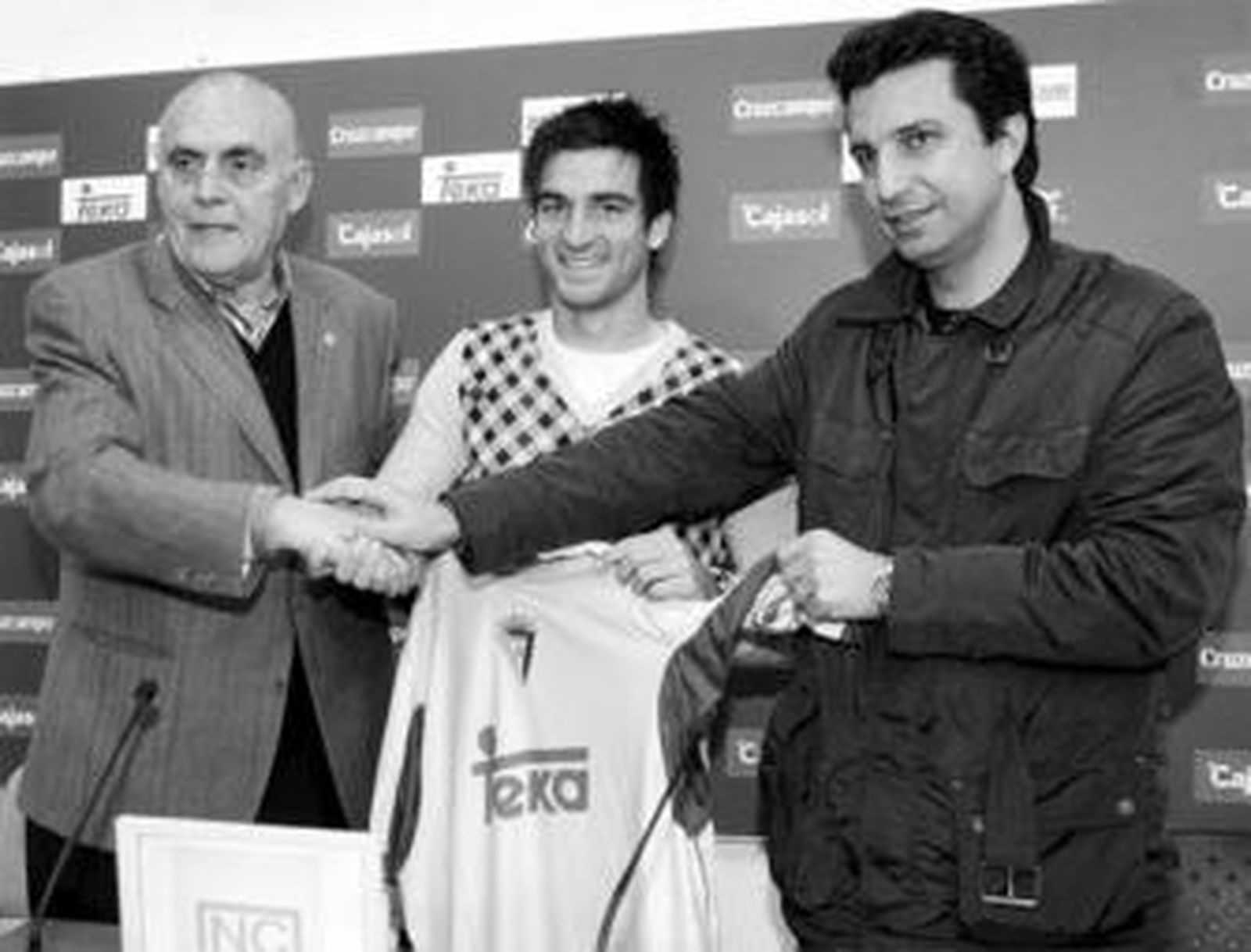 Natalio cruza su mano con las de Francisco Puig y José Manuel Barla durante su presentación.