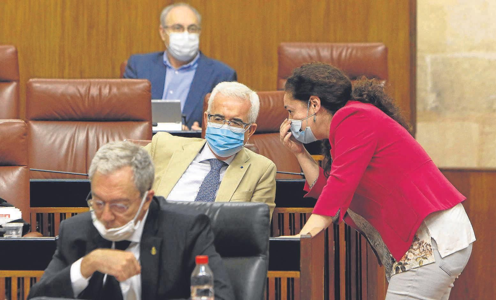Inmaculada Nieto pide el reglamento de la Cámara al socialista Manuel Jiménez Barrios durante la intervención de José Antonio Nieto.