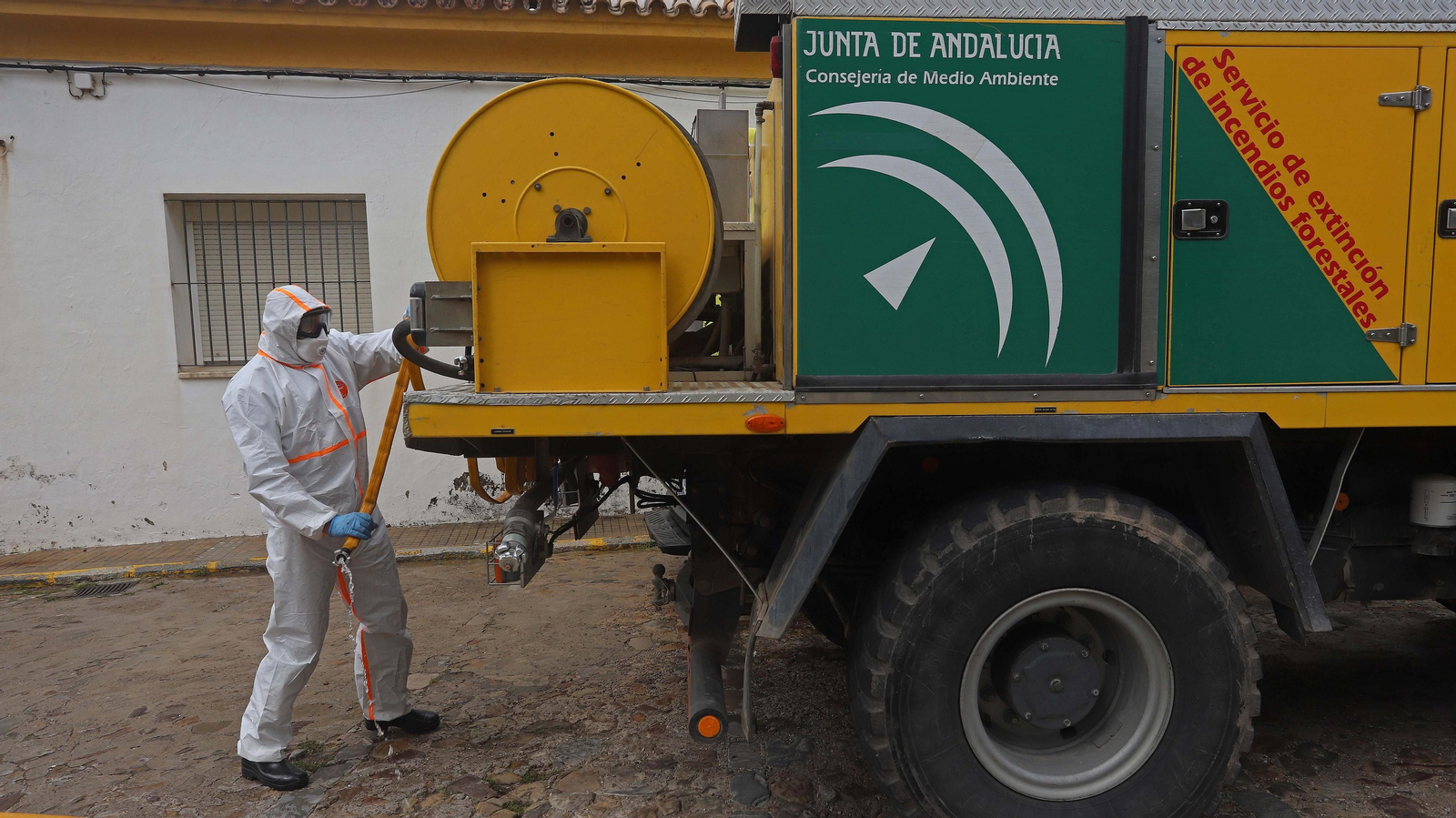 Tareas de desinfección del Infoca en Facinas