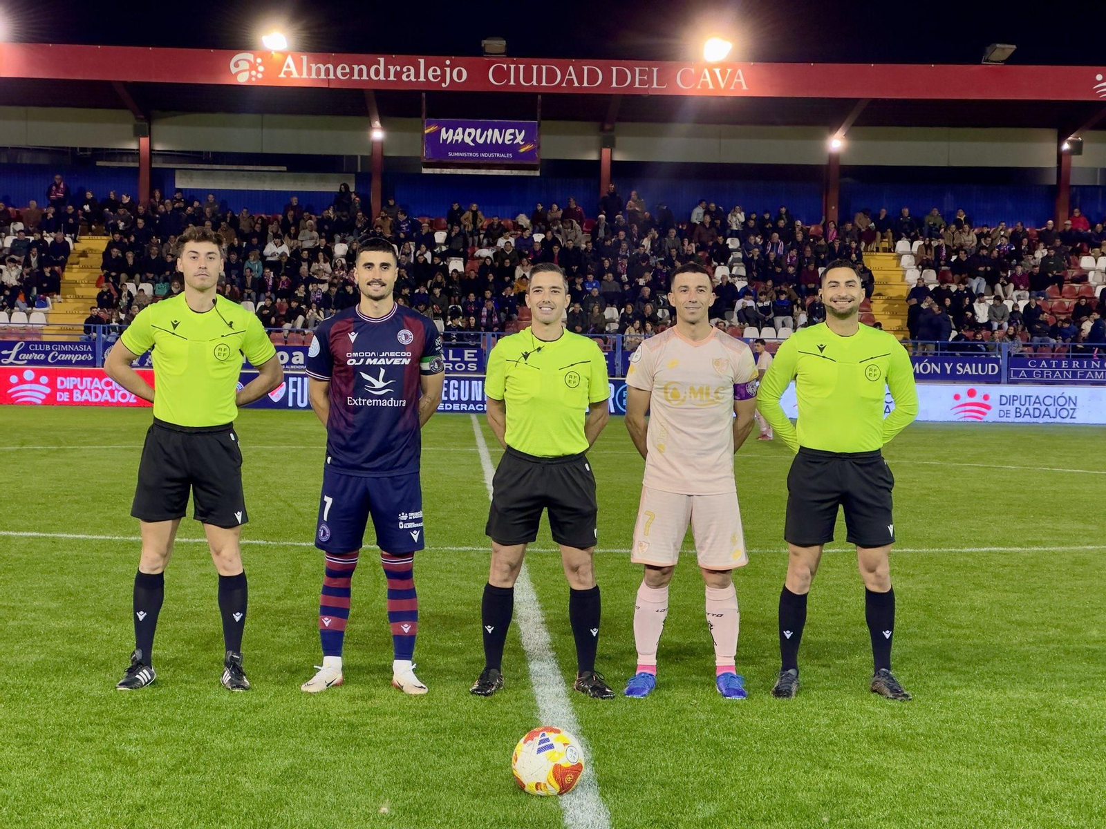 Los capitanes, junto al trío arbitral.