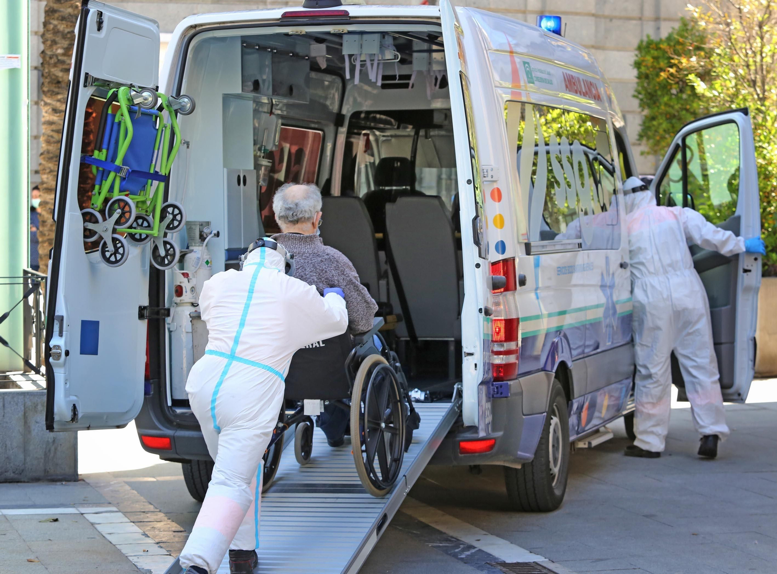 Traslado de un paciente ayer en centro con el protocolo del Covid-19.