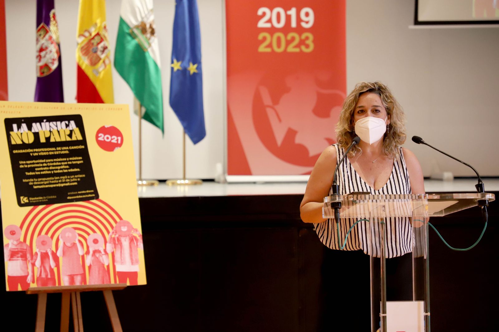 La delegada de Cultura de la Diputación de Córdoba, Salud Navajas junto al cartel de 'La música no para'.