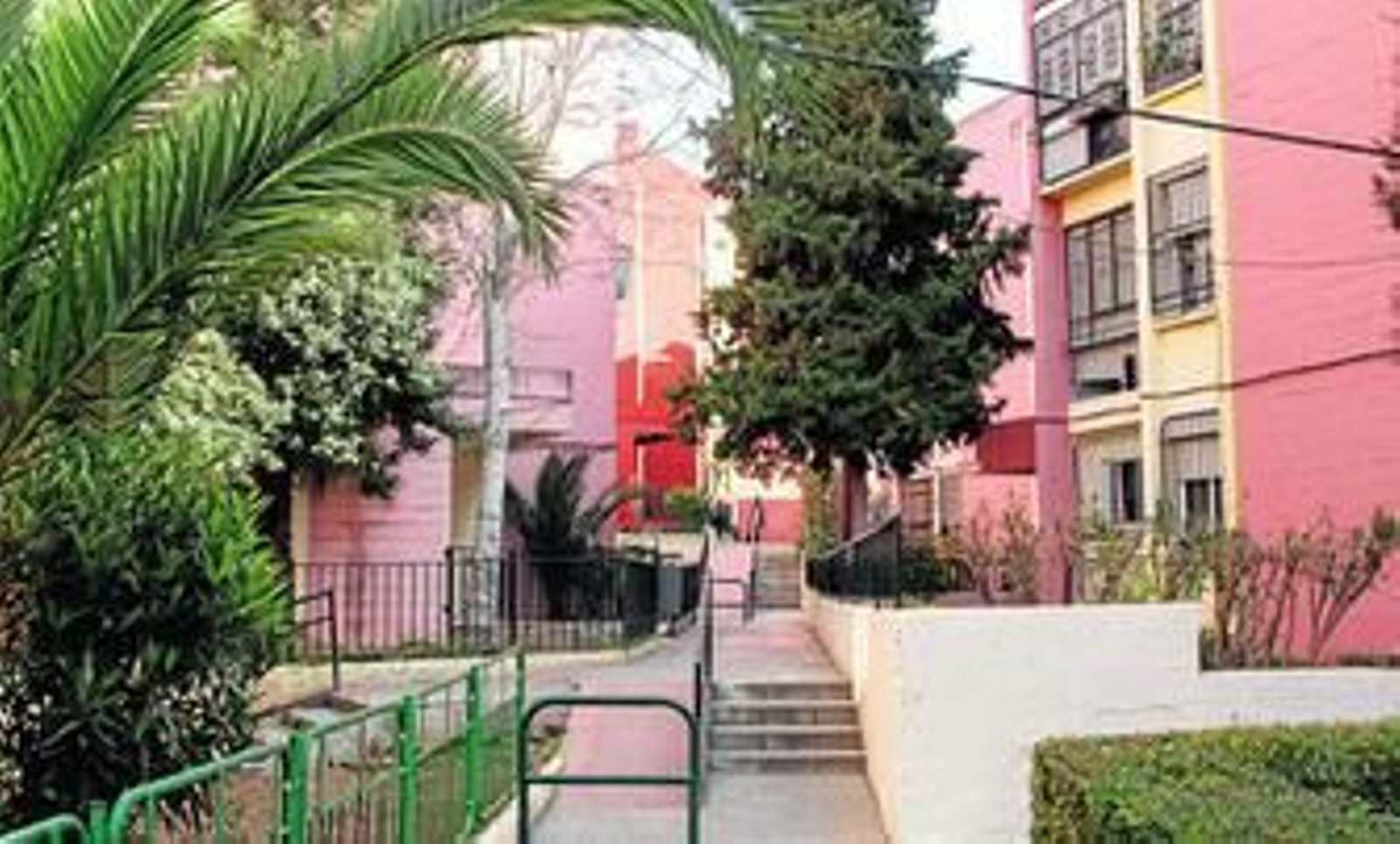 Otras dotaciones: Polideportivo, Centro Cívico Norte, Biblioteca Municipal Cartuja-Almanjáyar. Actividades: En la sede de la asociación se imparten clases de baile, de gimnasia, y apoyo escolar y educativo para niños y adultos. También hay un grupo de batucada. Peticiones: El barrio pide más planes de empleo y la instalación de los ascensores en los edificios que faltan (este proyecto fue iniciado por la Junta y no terminó por falta de presupuesto. También desean reabrir la carretera de Víznar, crear un gran parque periurbano, una habitación para  el operario del polideportivo,  un almacén para la asociación  y un centro sanitario.