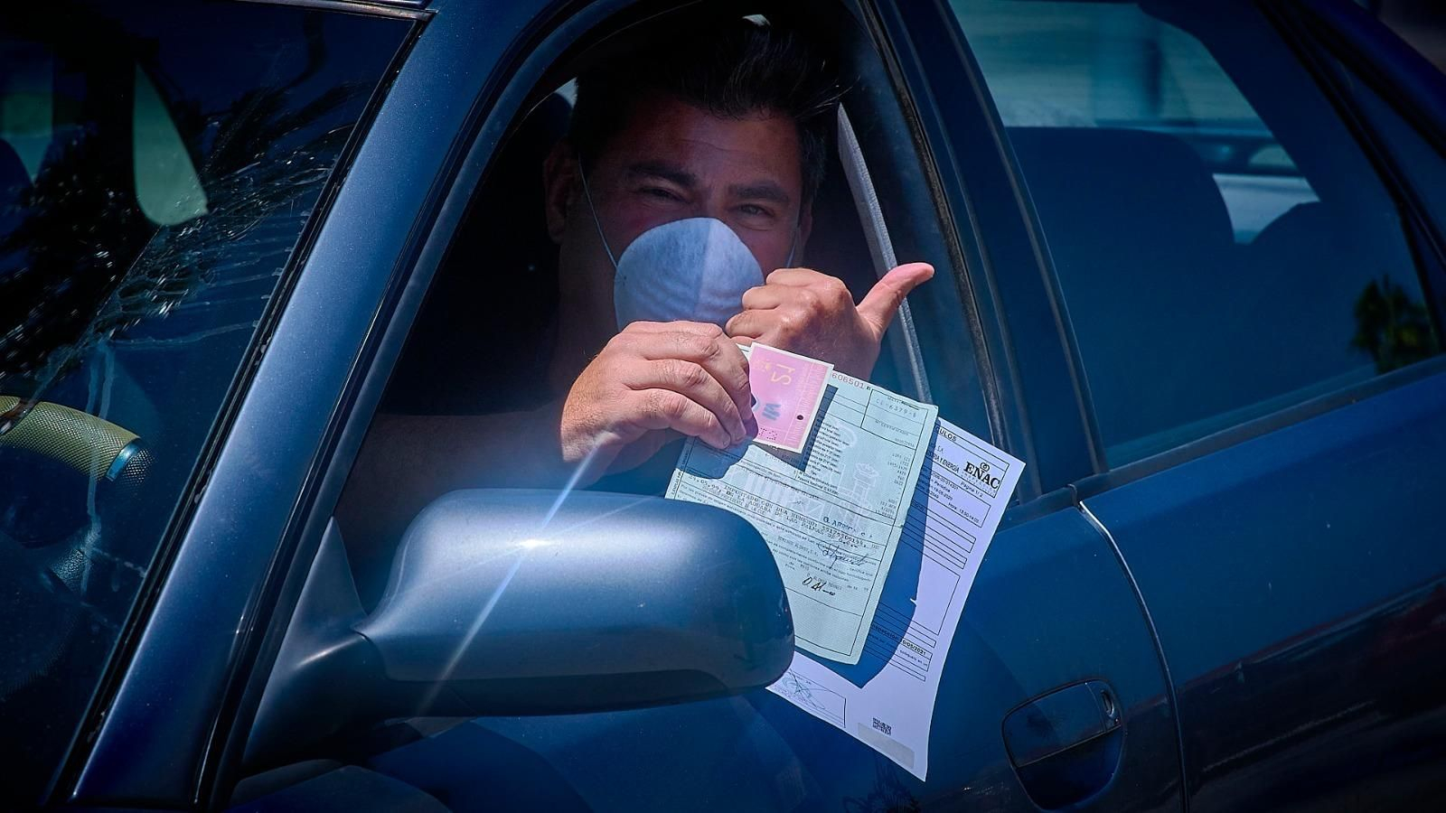 Un conductor tras pasar la ITV en una estación de la provincia.