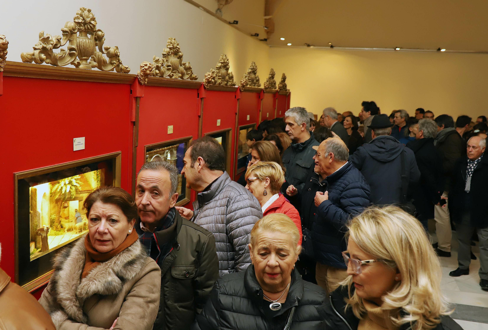 La sala de los Claustros llena de público en la inauguración de la exposiciones de dioramas.