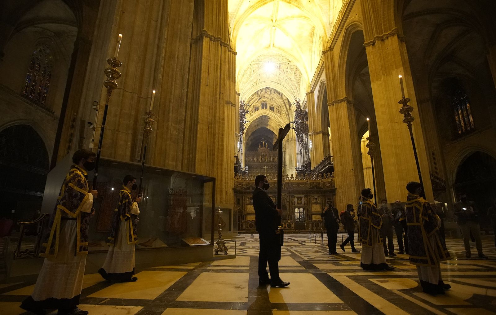 El Vía Crucis de las Hermandades, en imágenes