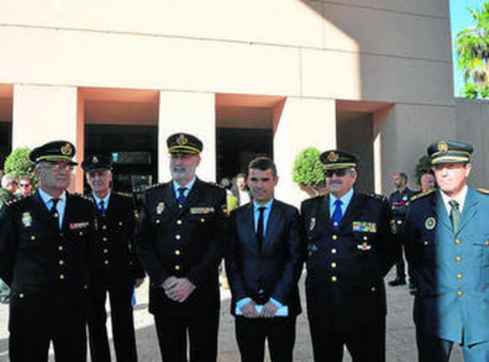 El alcalde de Marbella, José Bernal, junto a los miembros de la Policía Nacional.