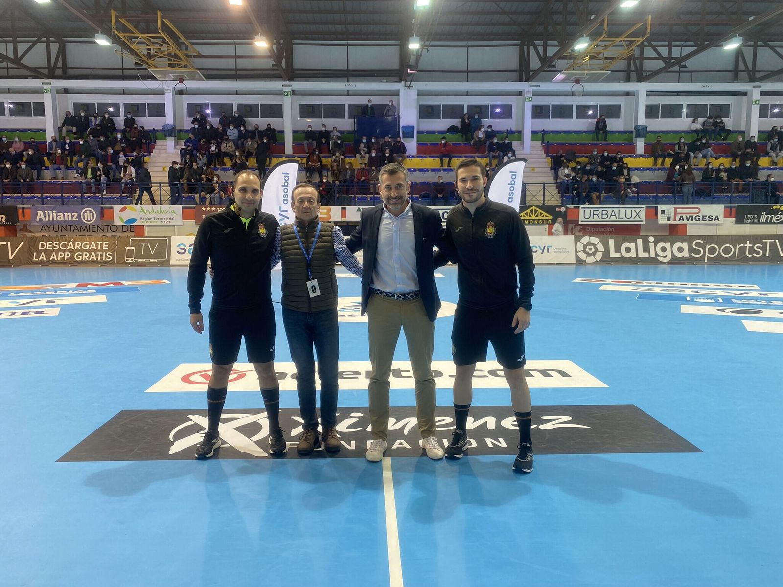 Alberto Murillo (a la derecha), antes de arbitrar uno de los choques de Liga Asobal.