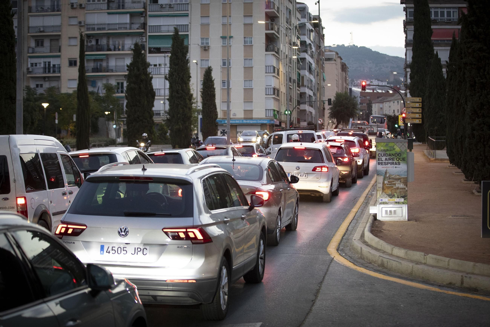Imagen de un atasco en el cruce entre Arabial y Méndez Nuñez