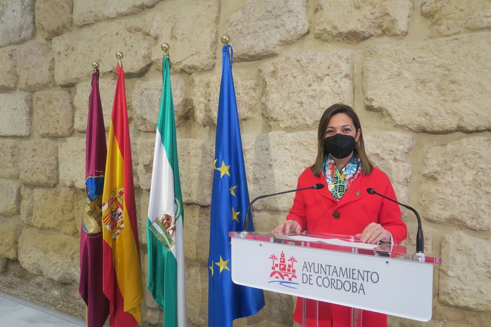 La portavoz del PSOE en el Ayuntamiento, Isabel Ambrosio, durante una rueda de prensa.