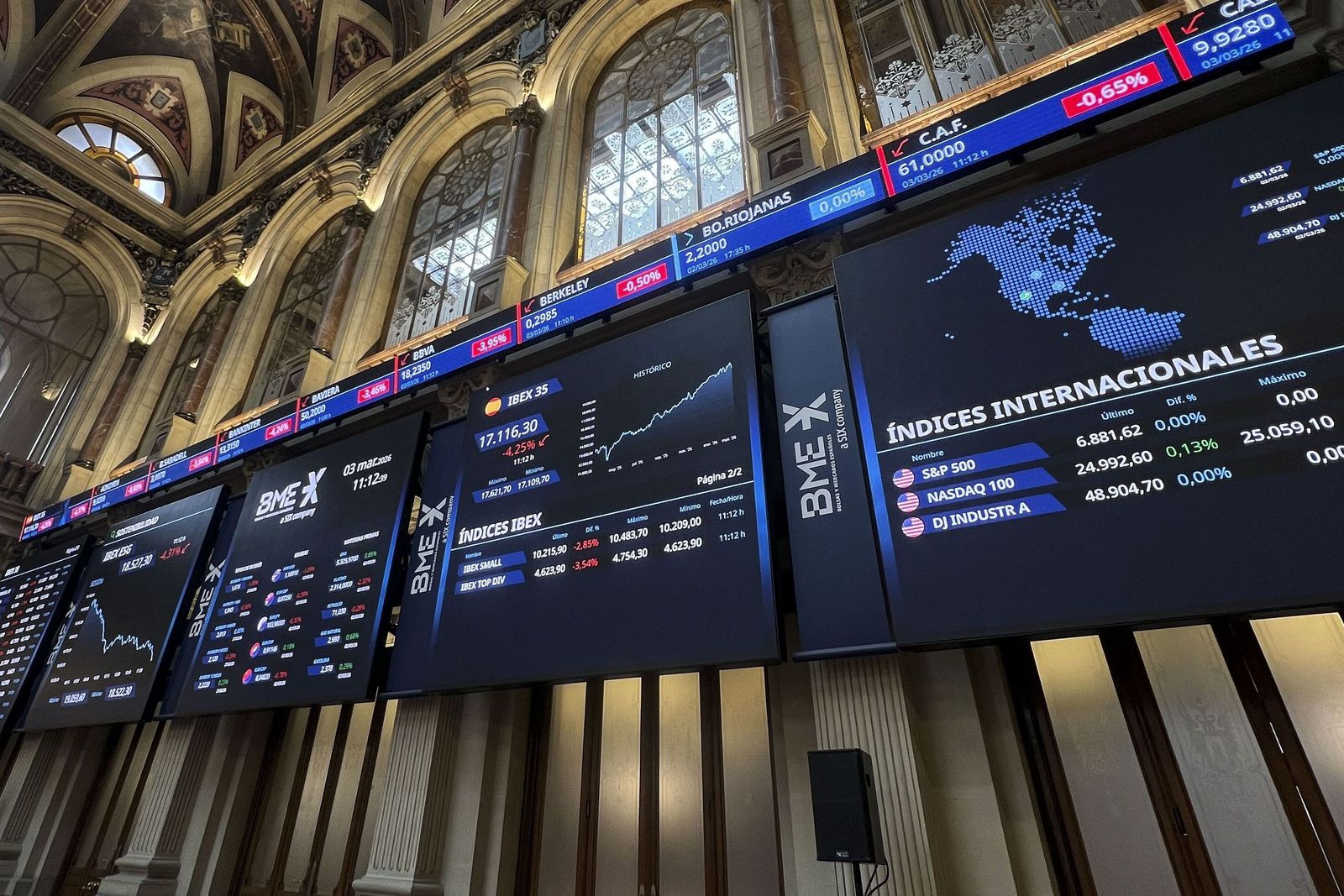 Los paneles de la Bolsa de Madrid, durante la sesión del martes 3 de marzo de 2026