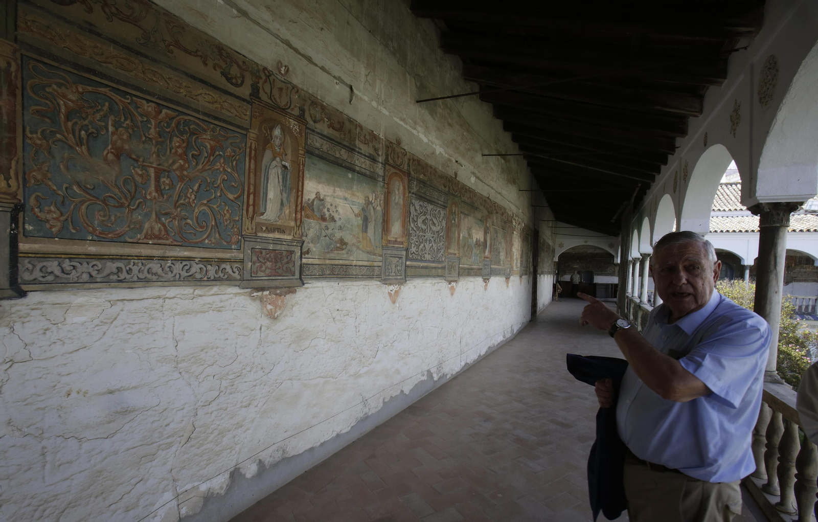 El arquitecto Fernando Mendoza ante las valiosas pinturas murales del siglo XVI que adornar la galería alta del claustro del Herbolario del convento de Santa Inés.