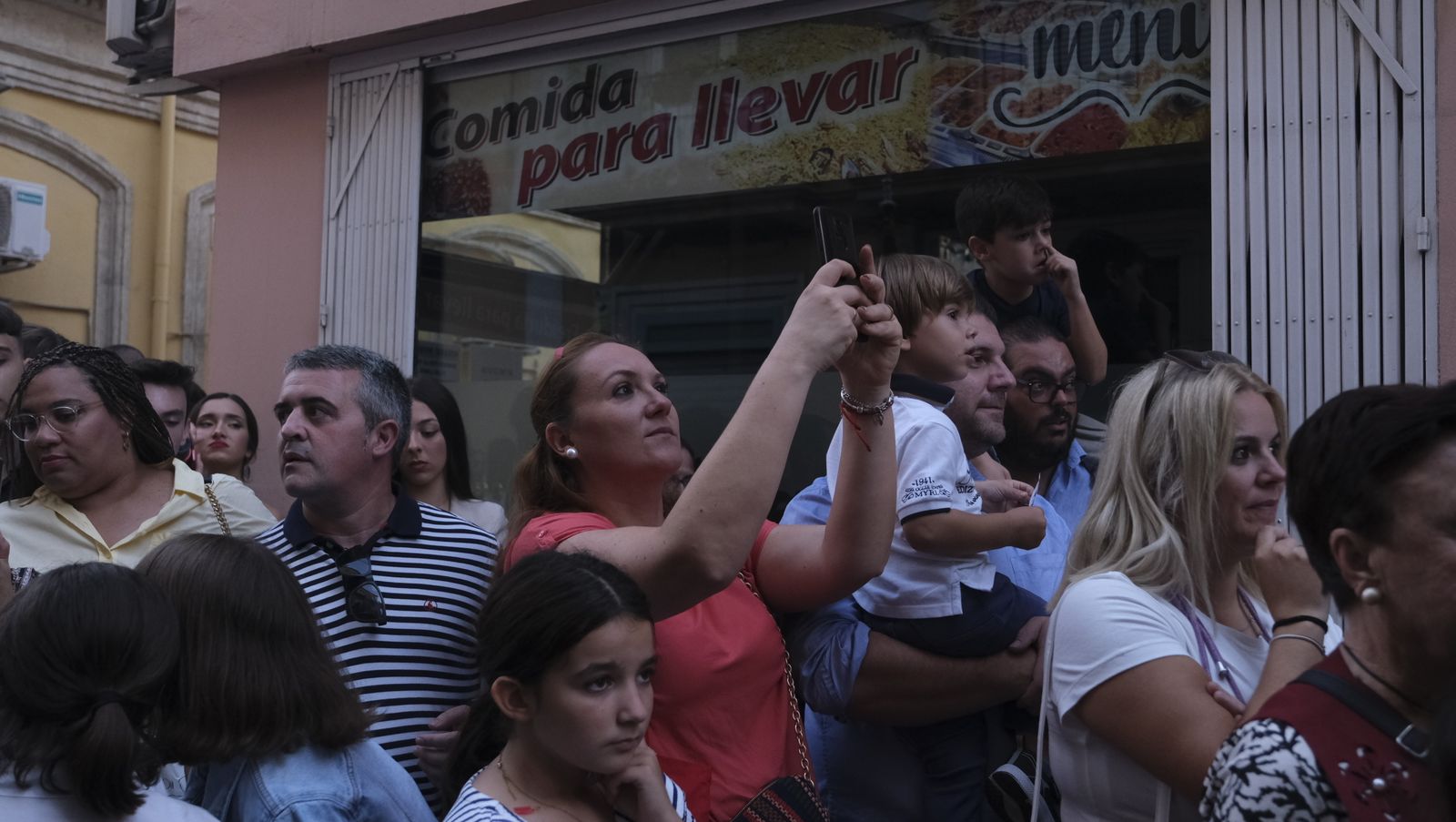 Imágenes de La Magna por las calles de Almería