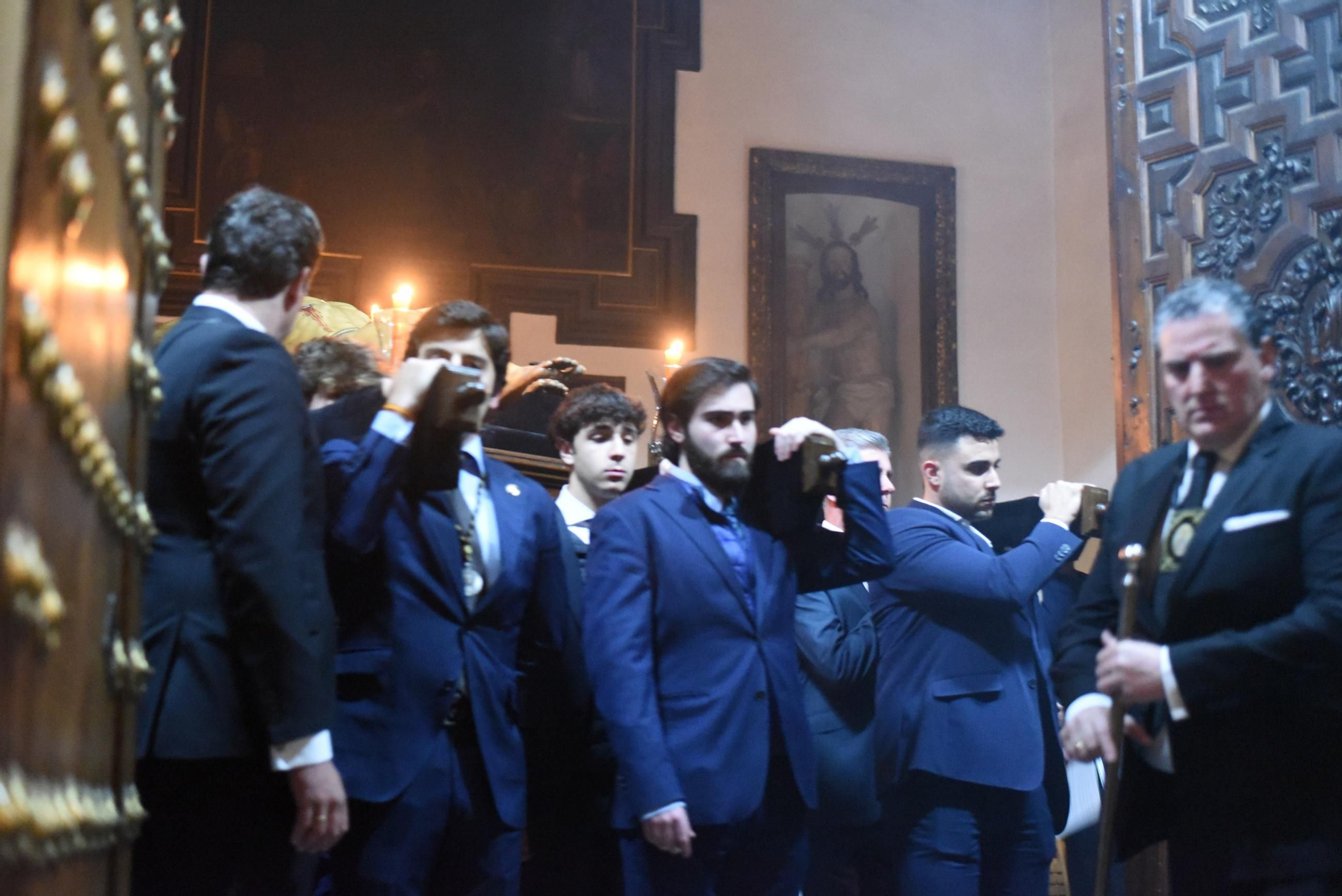 Las mejores imágenes del vía crucis del Cristo de la Clemencia en Córdoba