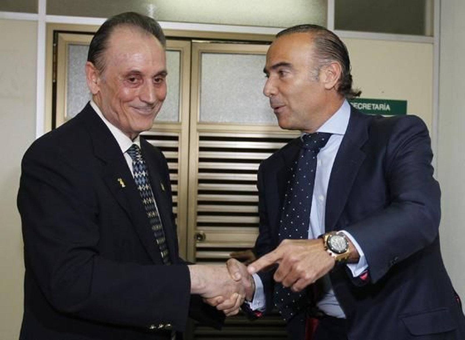 Estrechamiento de manos entre el ex máximo accionista y el actual dueño del Betis.

Foto: Antonio Pizarro