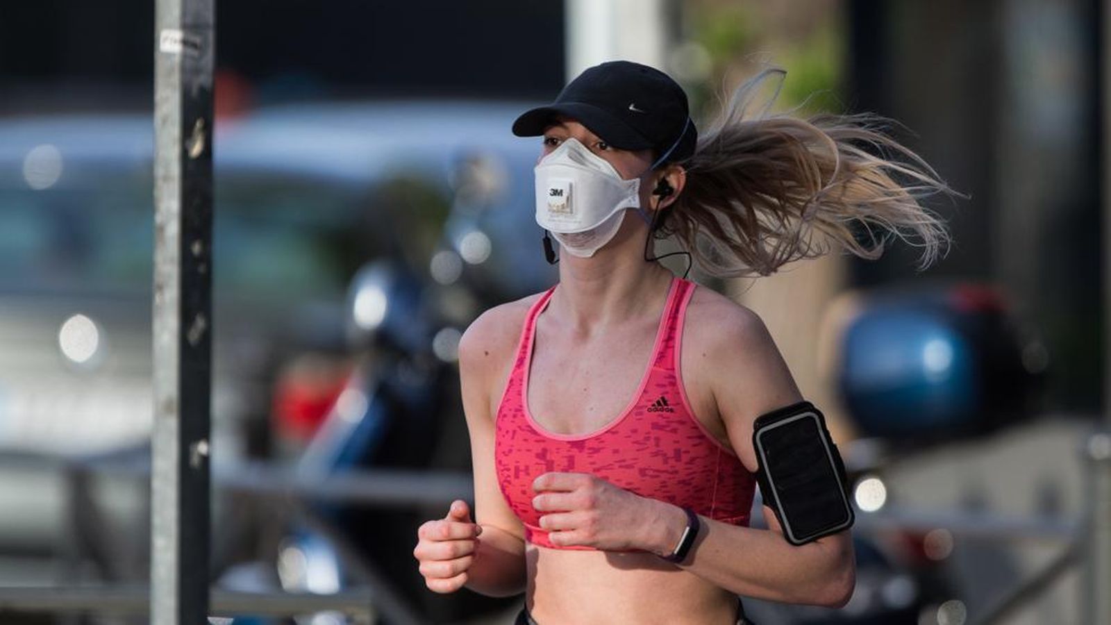 El deporte de alta intensidad, mejor sin mascarilla según la OMS