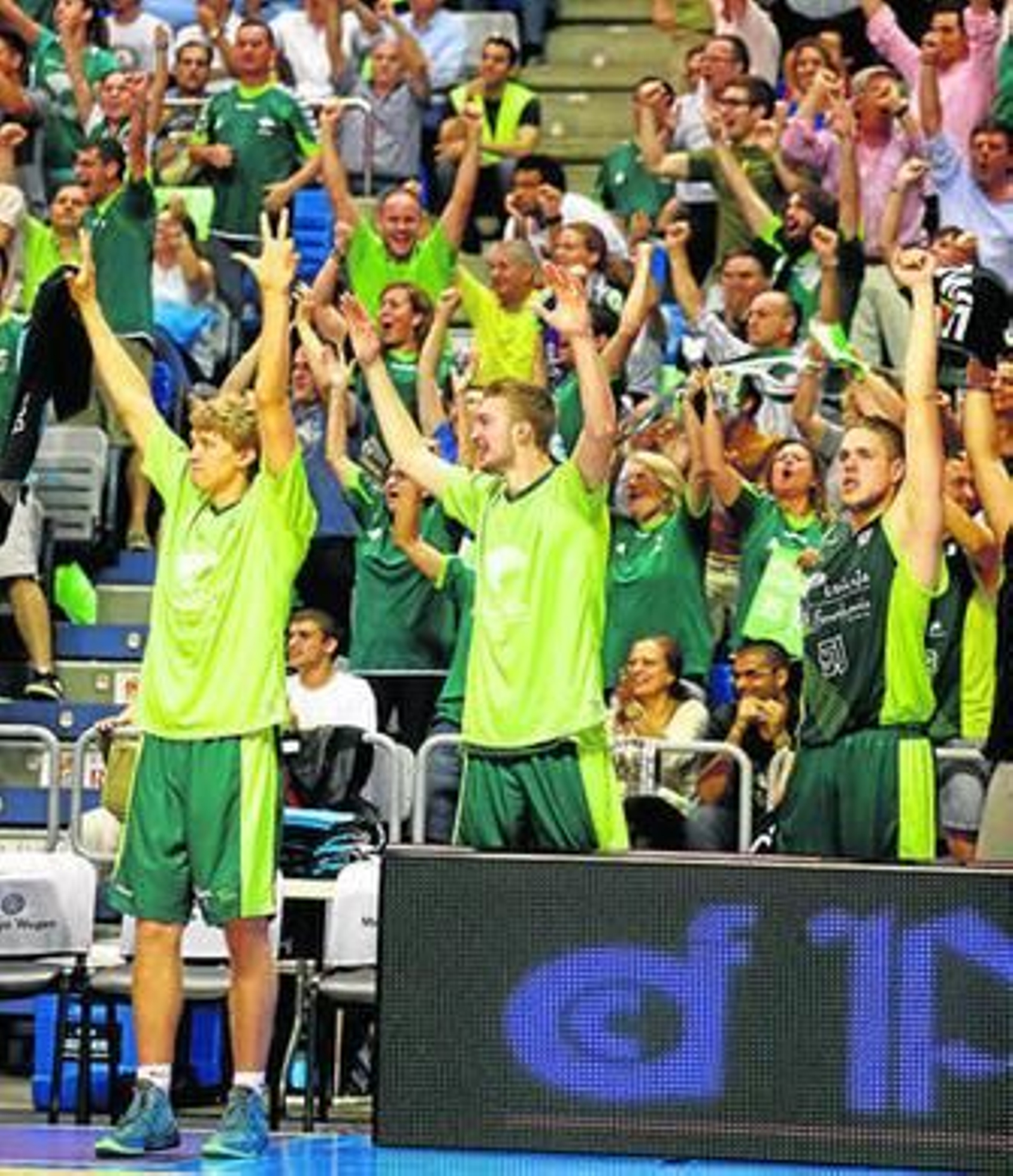 Kuzminskas, Domas Sabonis y Stimac celebran un triple con la afición.