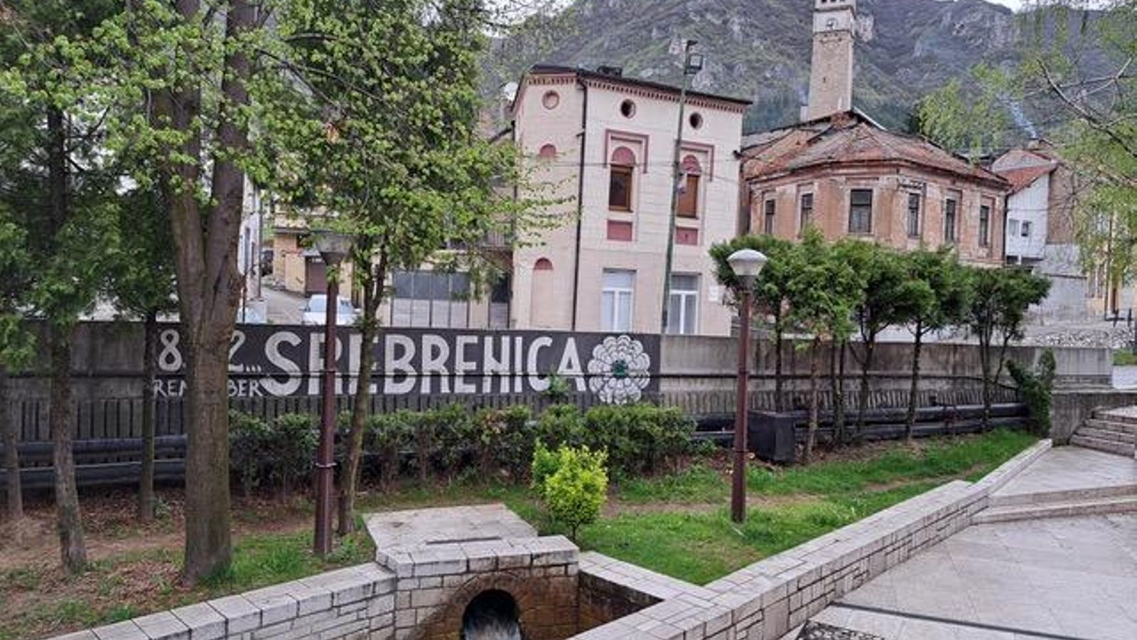 Recuerdo al genocidio de Srebrenica en la ciudad bosnia de Travnik.