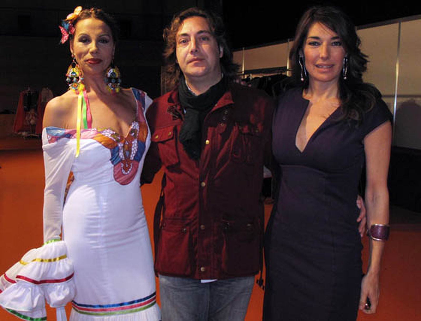 Toñi Salazar, integrante del dúo ‘Azucar Moreno’, el cantante Pepe ‘El Marismeño’ y Raquel Revuelta, directora de Doble Erre, agencia co-organizadora de Simof.

Foto: Victoria Ramírez