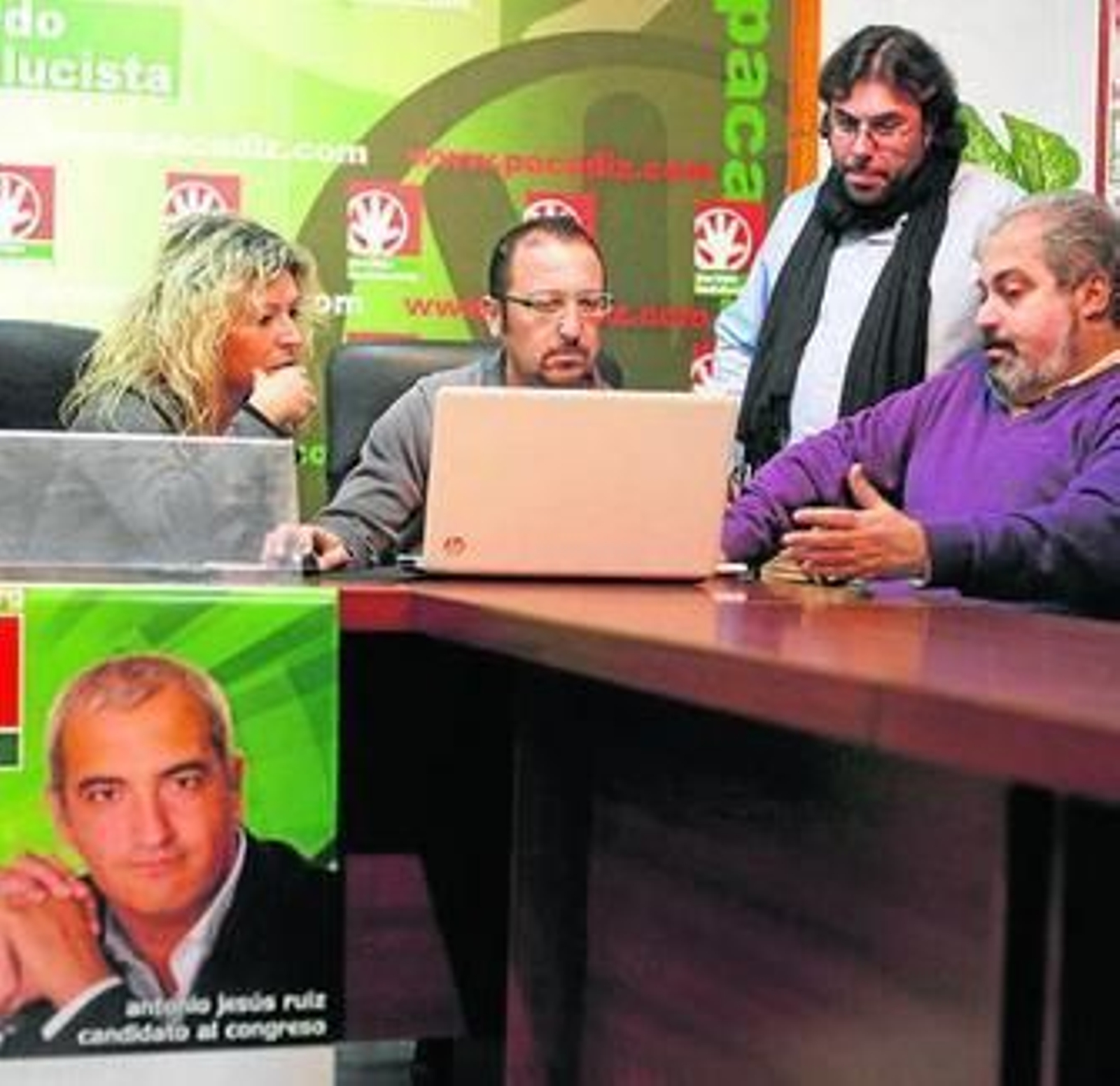 Sánchez Heredia (d) y otros miembros del PA, ayer en Cádiz.