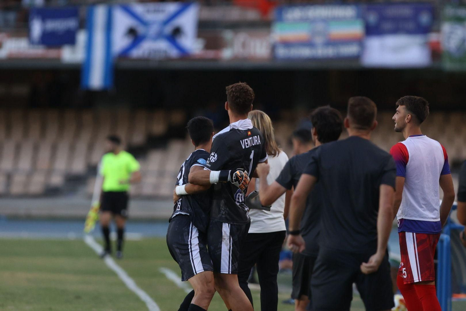 El banquillo minero celebra el empate.