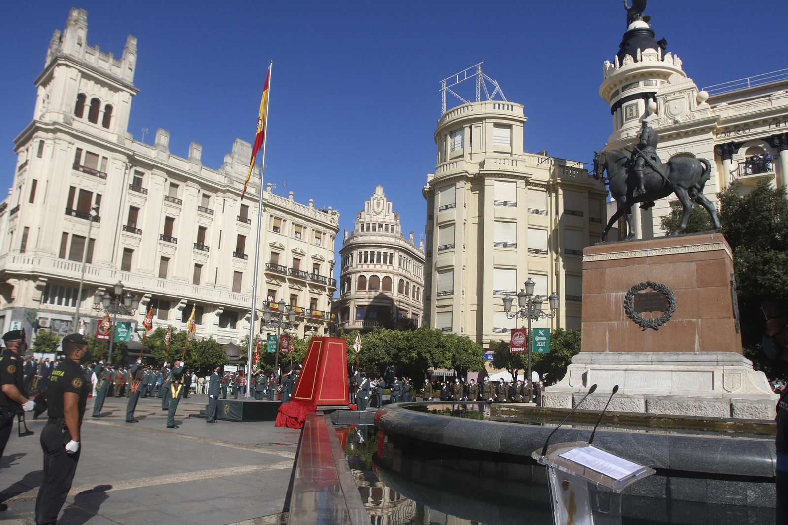 La izada de la bandera de España en las Tendillas, en imágenes.