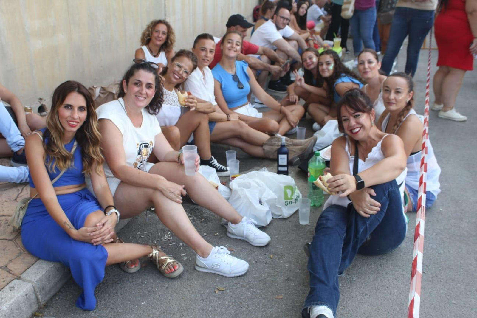 Búscate en el concierto solidario al que acudieron 10.000 personas en Ubrique