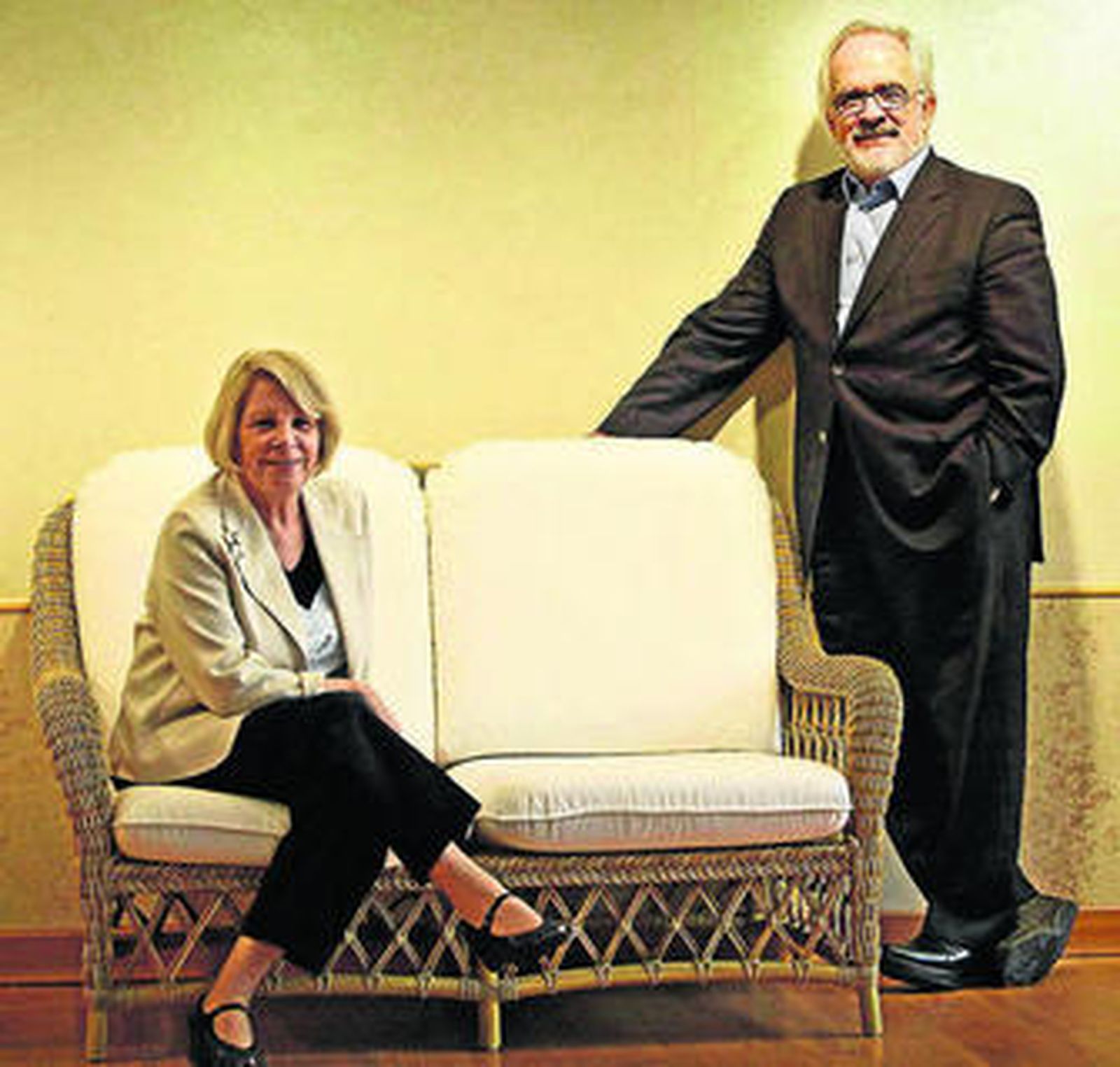 Pilar Garrido y Antonio Fraguas 'Forges', en la sede de la Asociación de la Prensa de Cádiz.