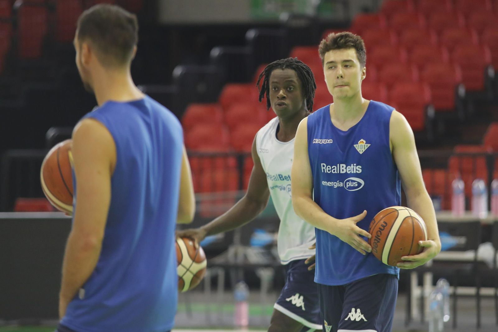 Pluta, junto a Bropleh, en un entrenamiento con el Betis Energía Plus en San Pablo.