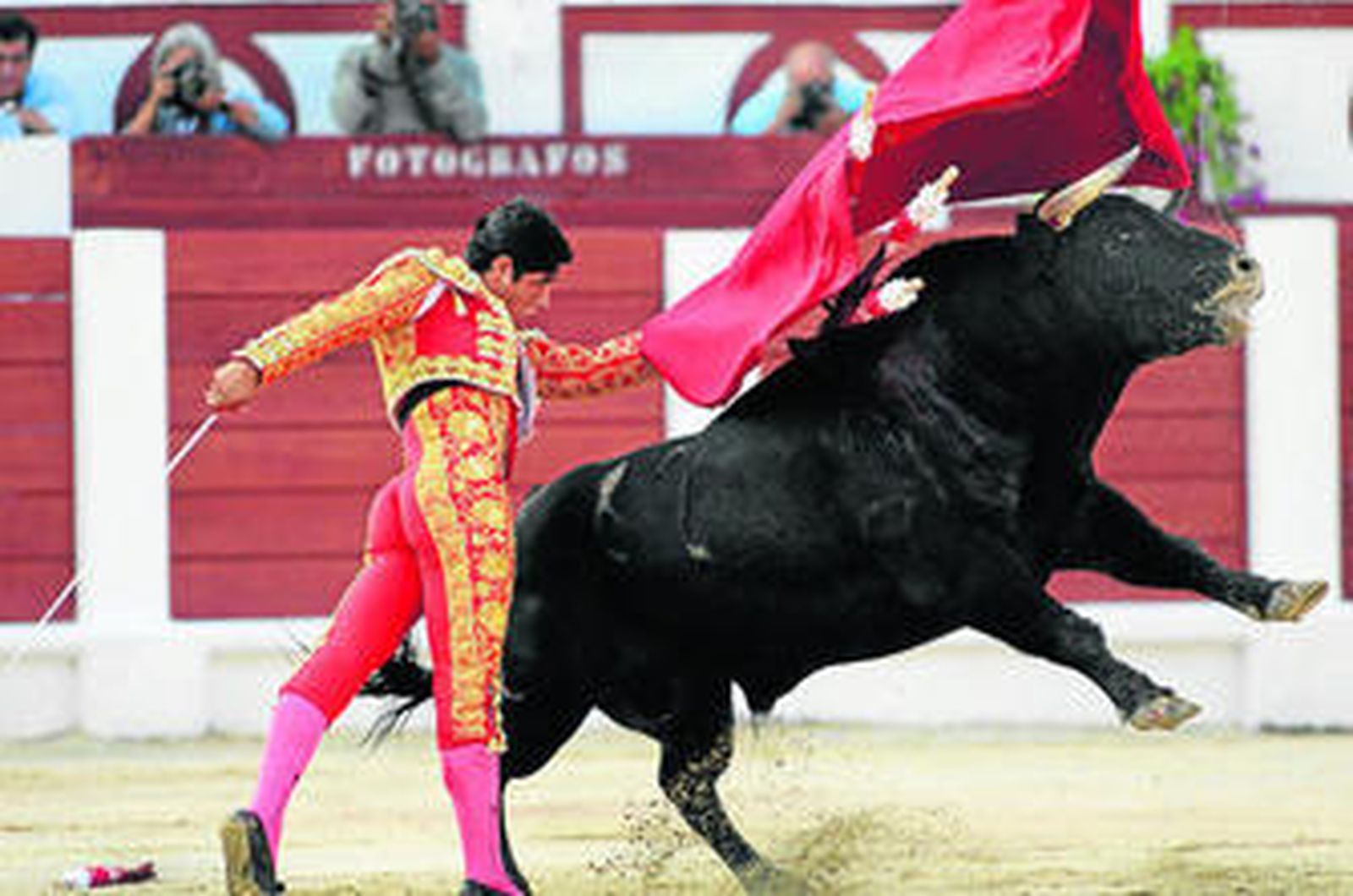 Luis David Adame, en un pase de pecho, ayer, en la plaza de toros de Gijón.