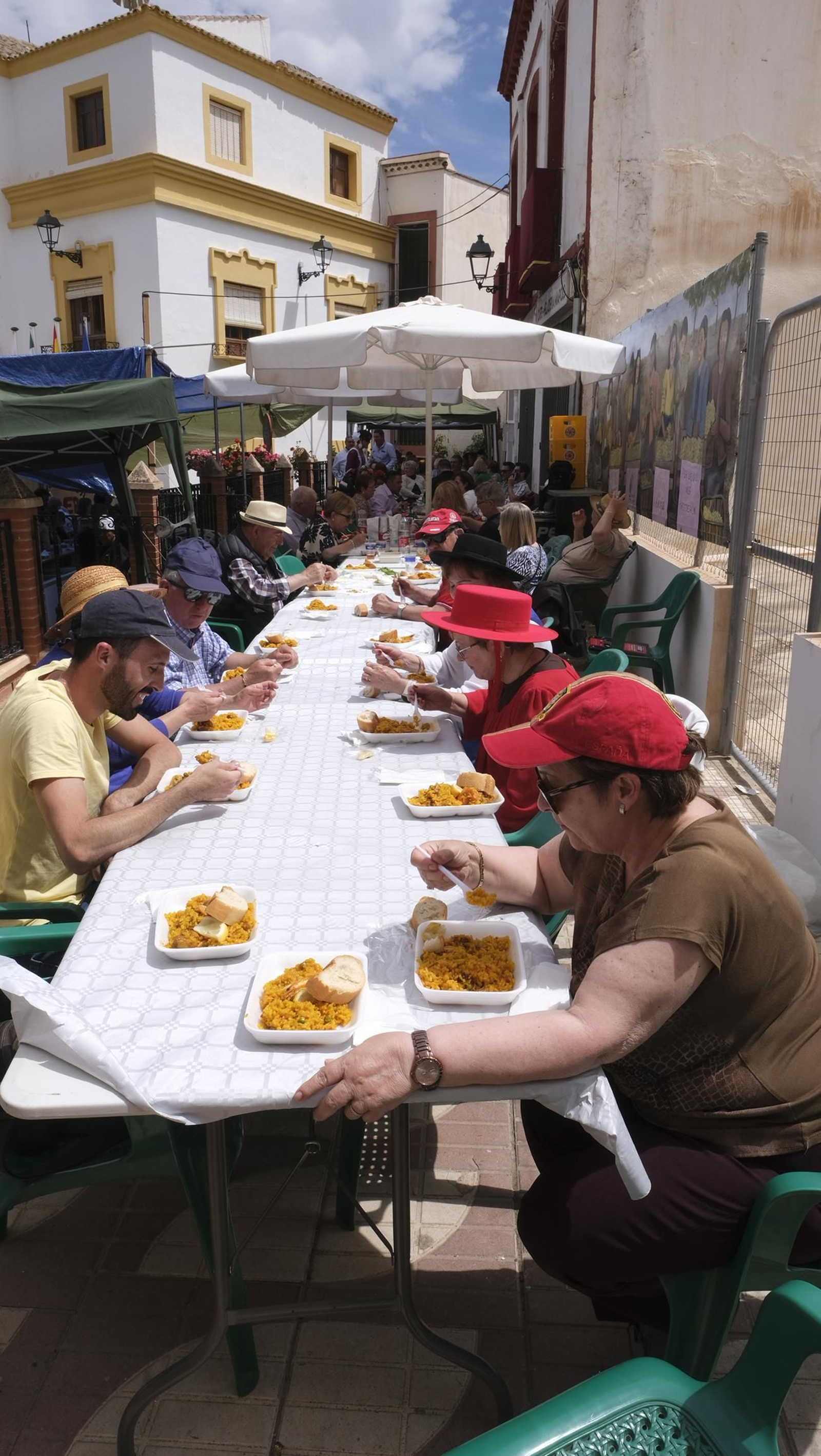 Imágenes de la paella popular en las Fiestas de Canjáyar