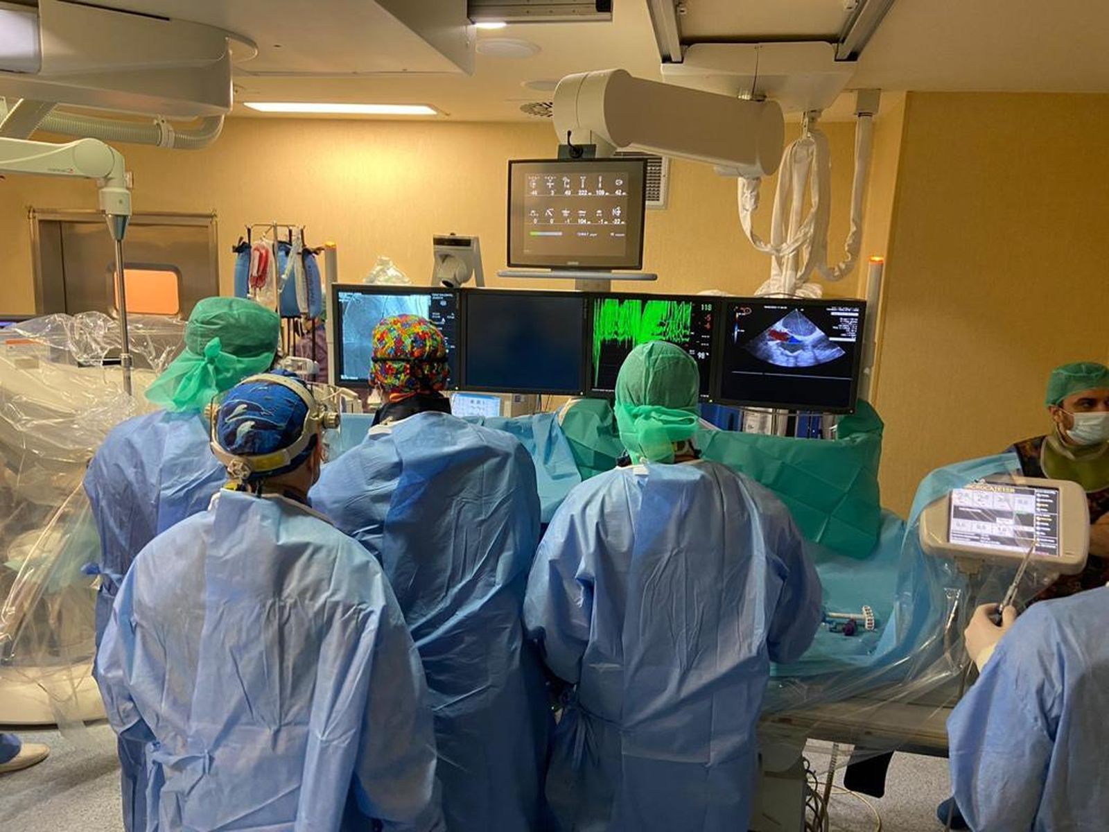 El equipo del servicio de Endovascular en un momento de la intervención.