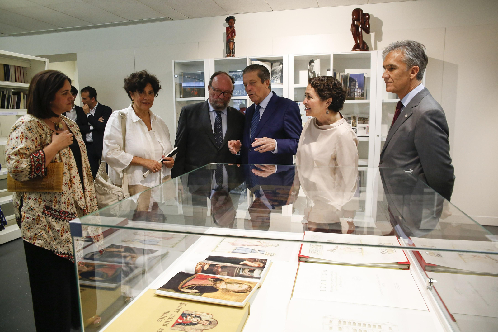 Federico Mayor Zaragoza, con las piezas que ha cedido a la Universidad de Granada. Pilar Aranda y González lodeiro asistieron al acto.