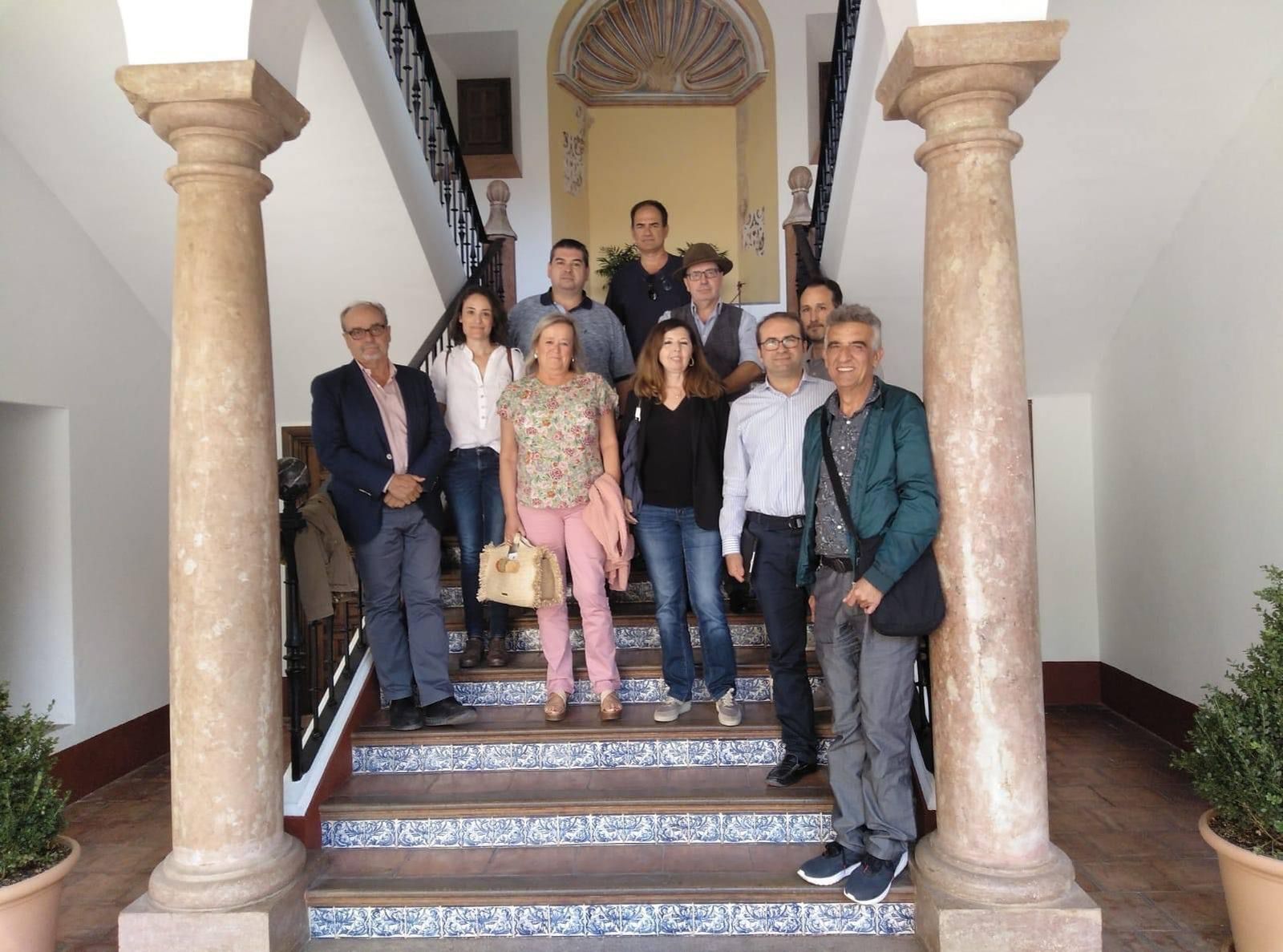 La junta directiva de la asociación Hespérides en la biblioteca de Antequera en una de sus reuniones.