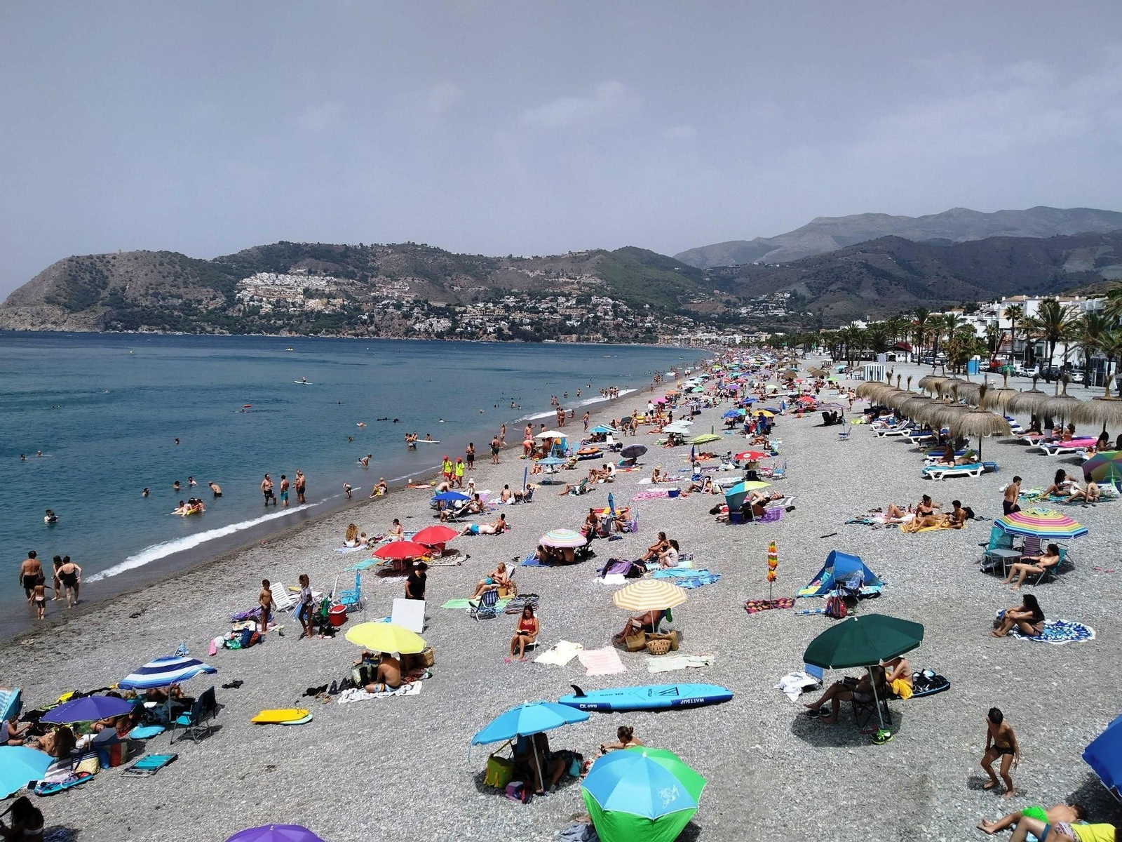 Verano de playa con mascarilla, en parcelas y con vigilantes