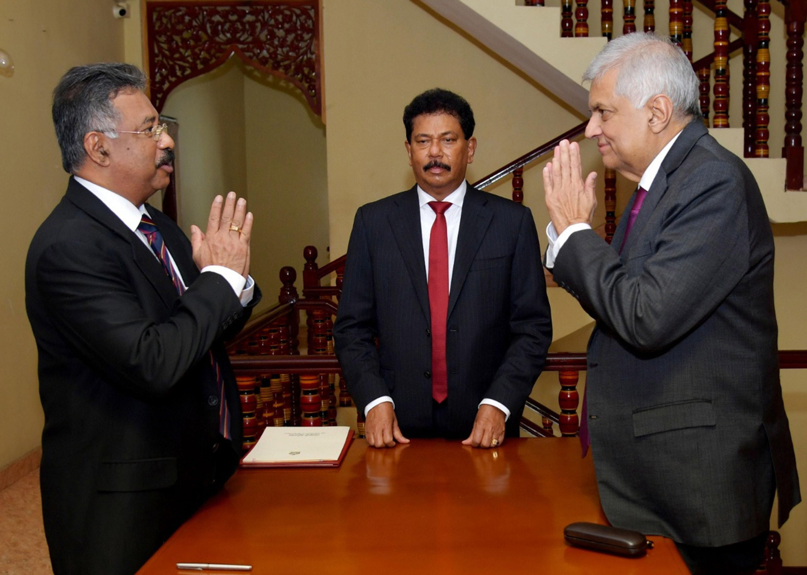 El primer ministro,  Ranil Wickremesinghe (dcha.), asume como presidente interino de Sri Lanka.