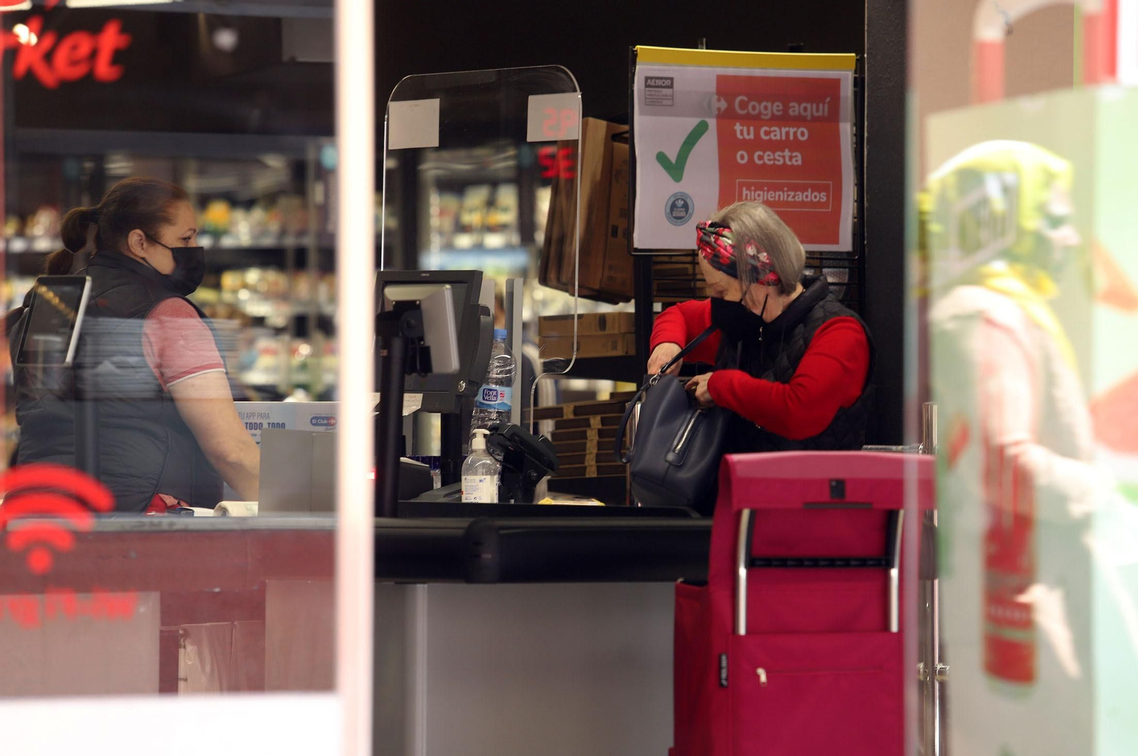 Uso de mascarillas en un comercio de Huelva.