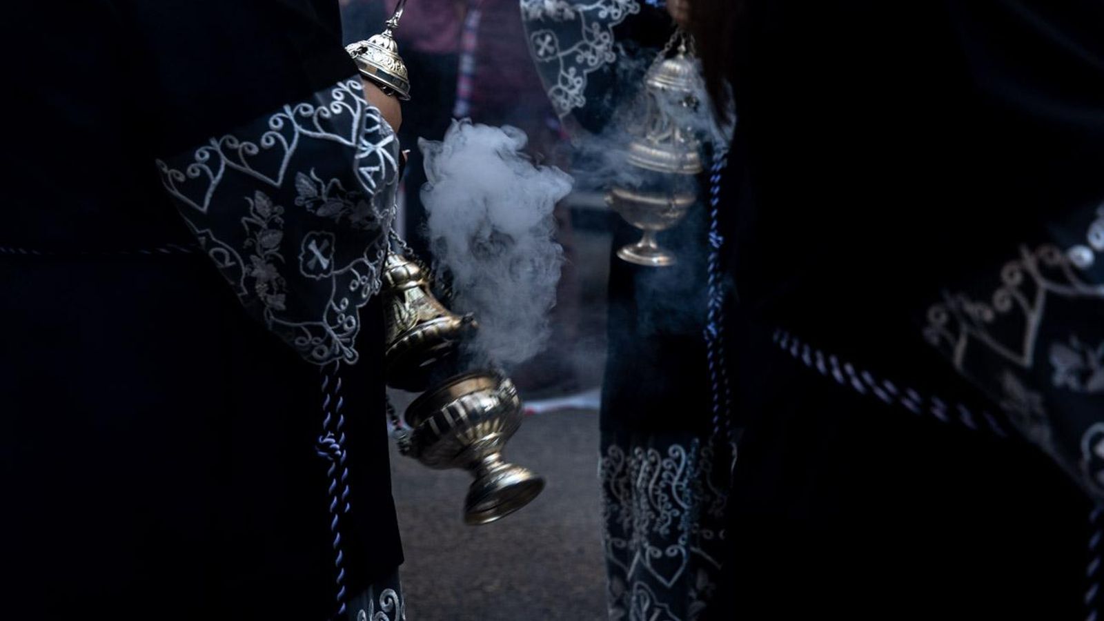 Luto y duelo en la noche del Viernes Santo, en imágenes