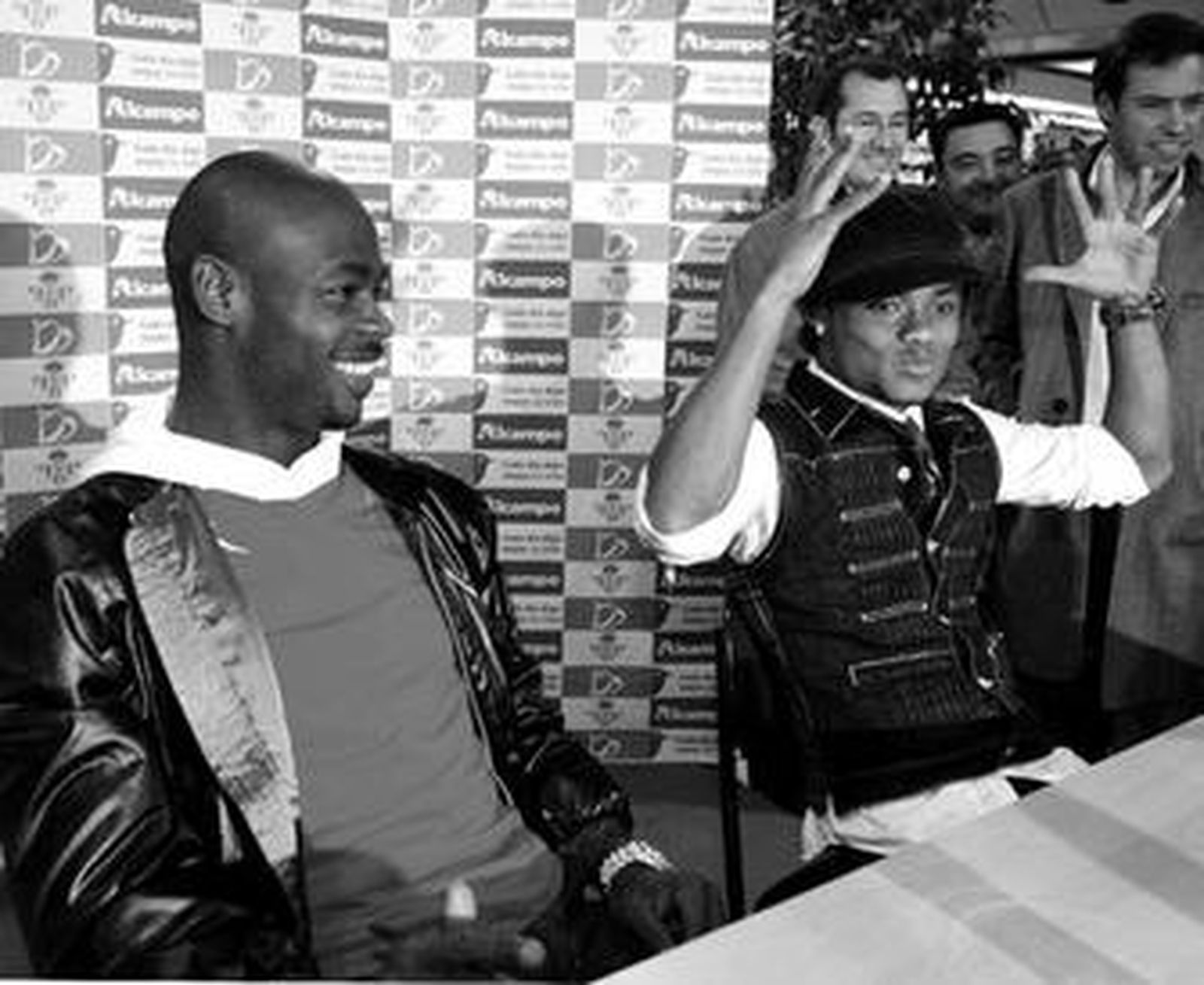 Nelson gesticula al lado de Emana en un acto en el Alcampo.