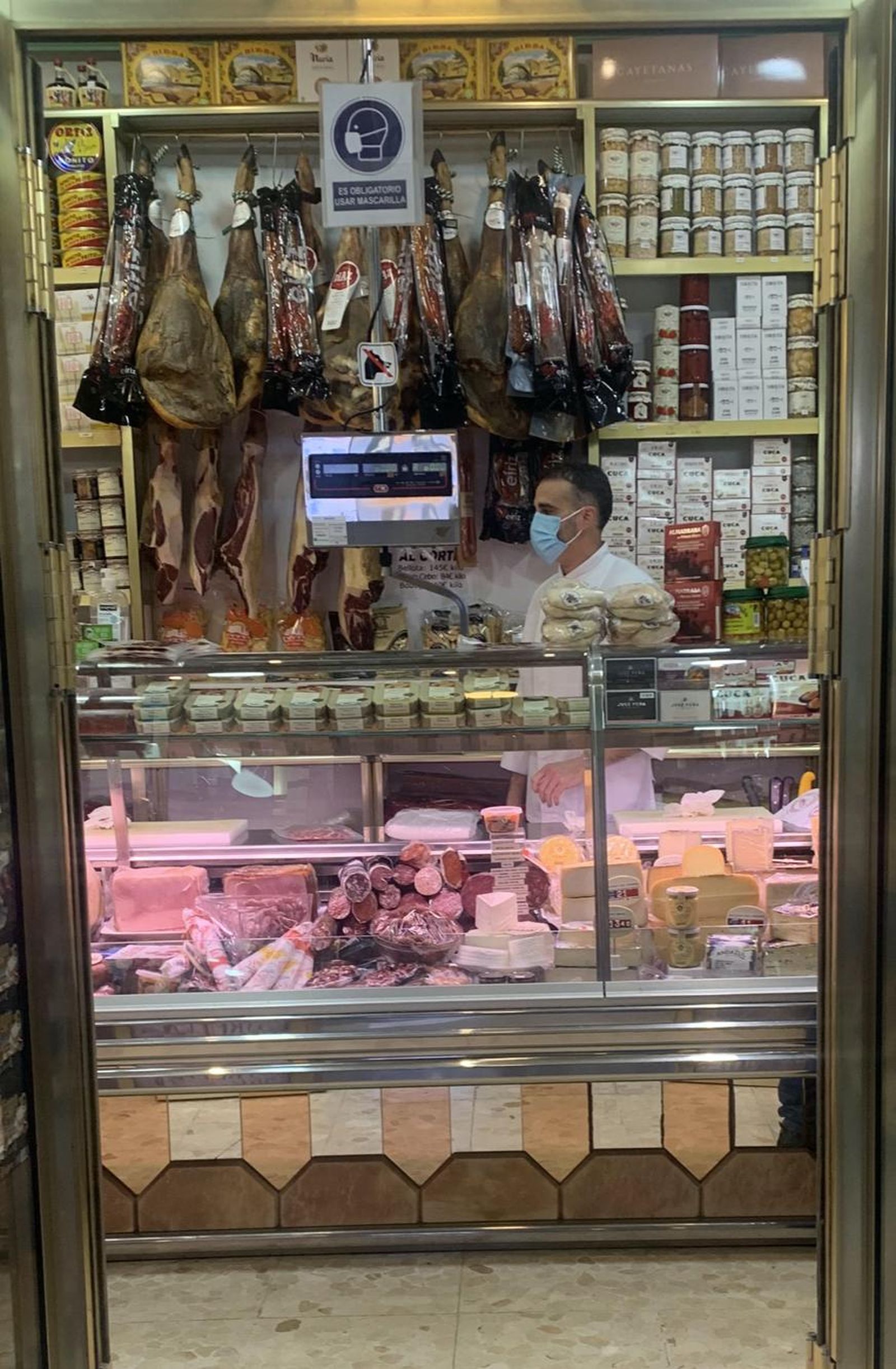 Juan Carlos trabajando en su tienda