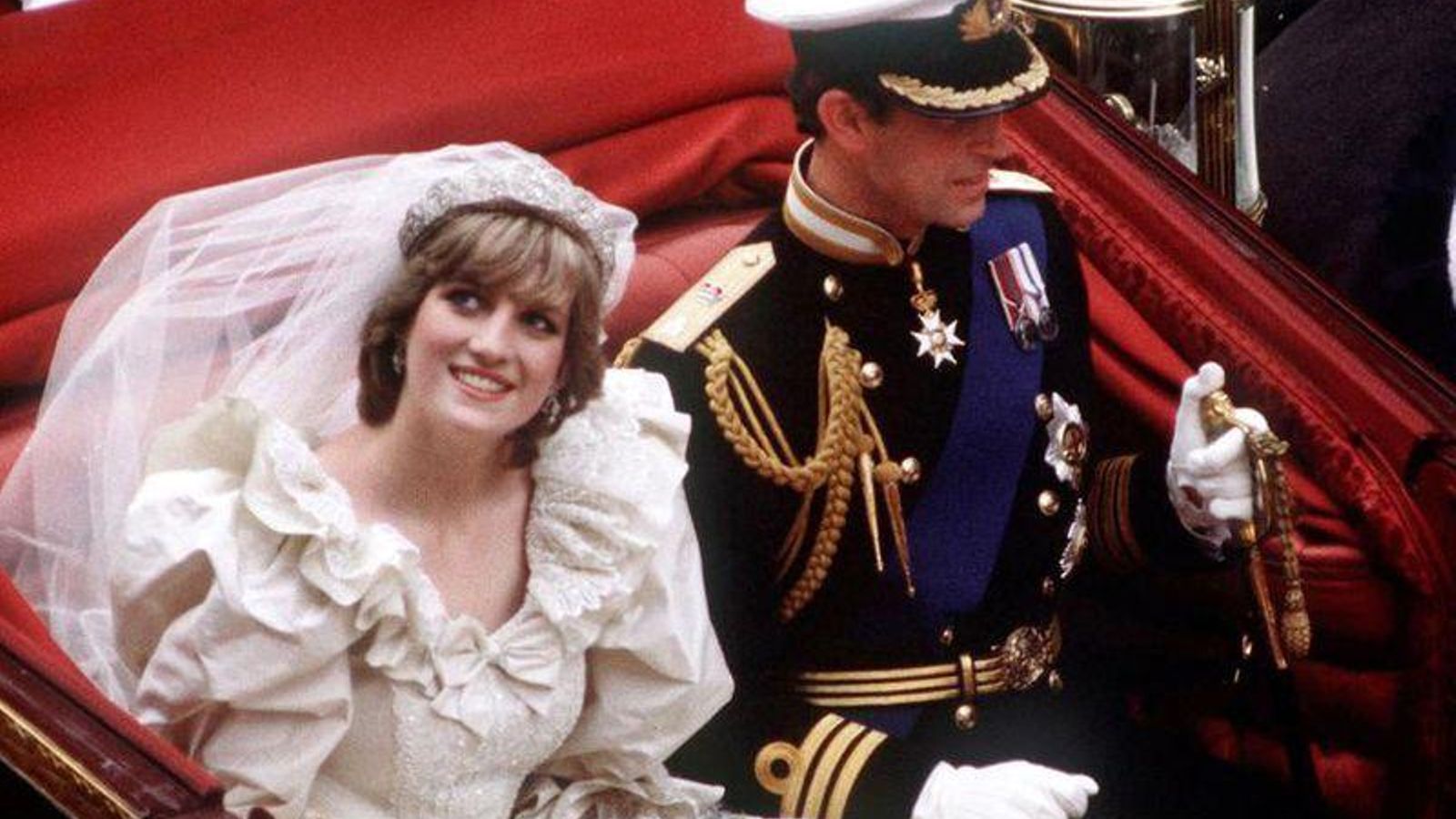 Diana y Carlos por las calles de Londres tras la ceremonia religiosa