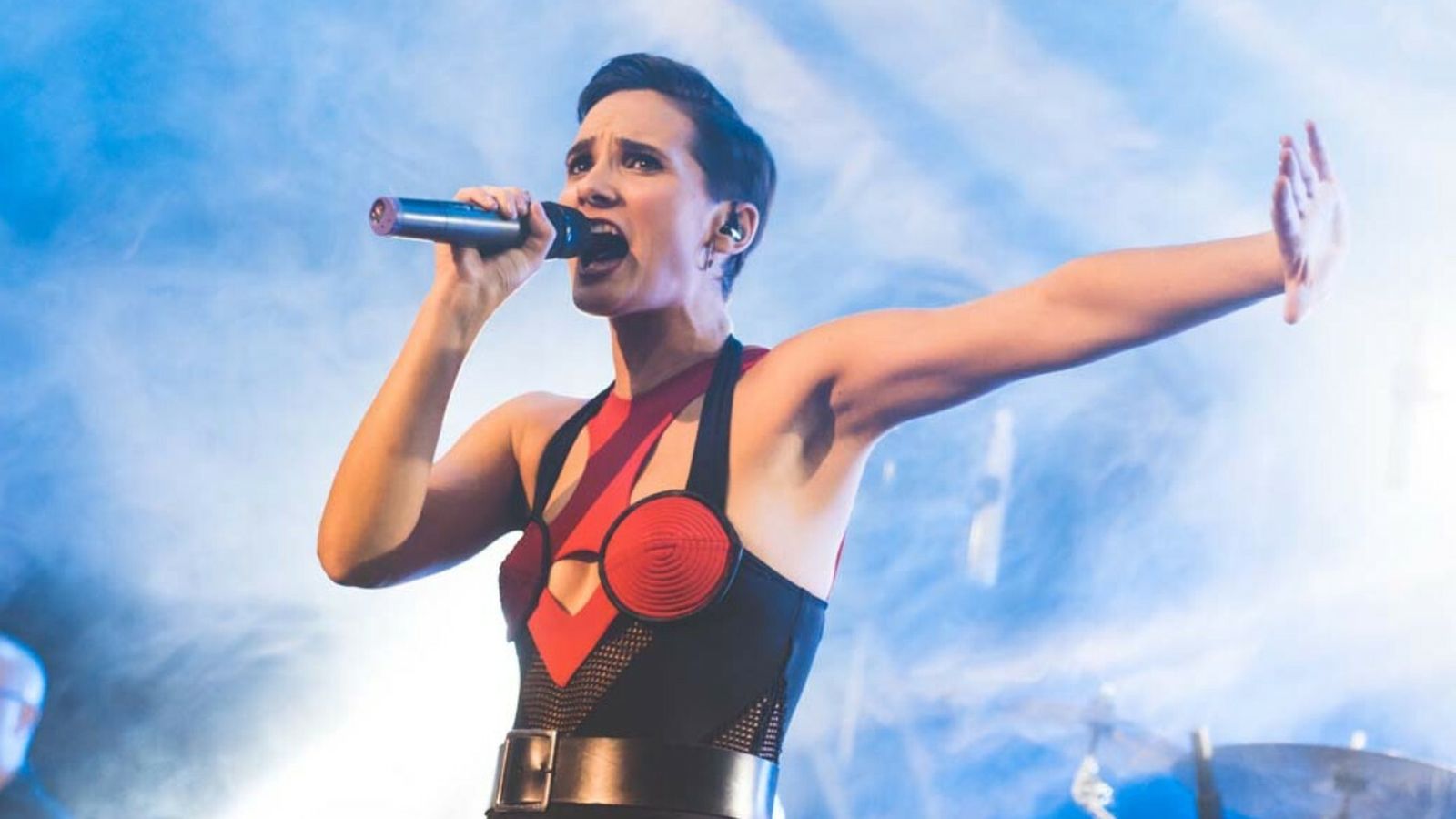 Robin Torres lleva a cabo el espectáculo 'Hija de la luna', tributo a Mecano.