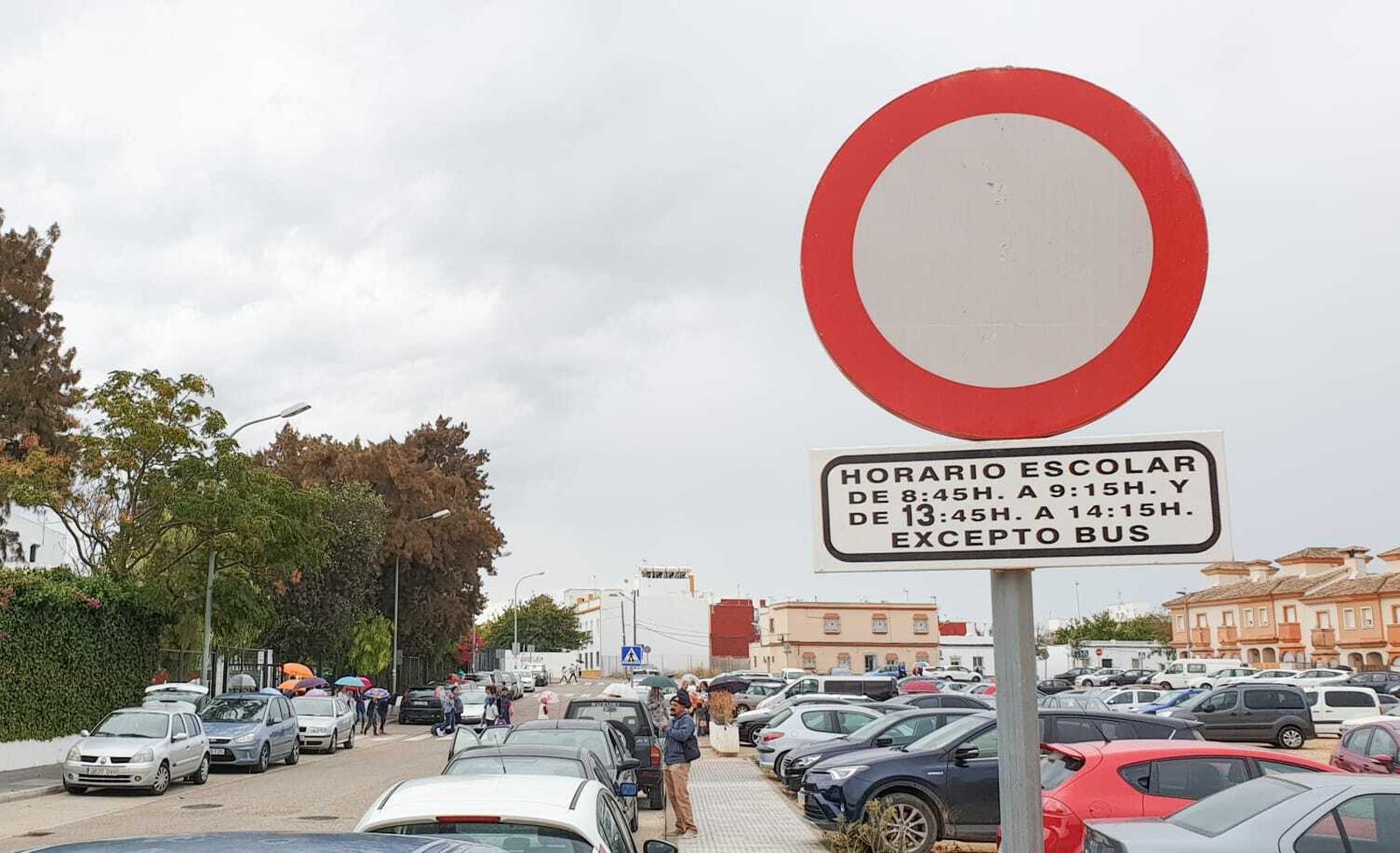 Señal que prohíbe la circulación junto al colegio Giner de los Ríos en horario escolar.