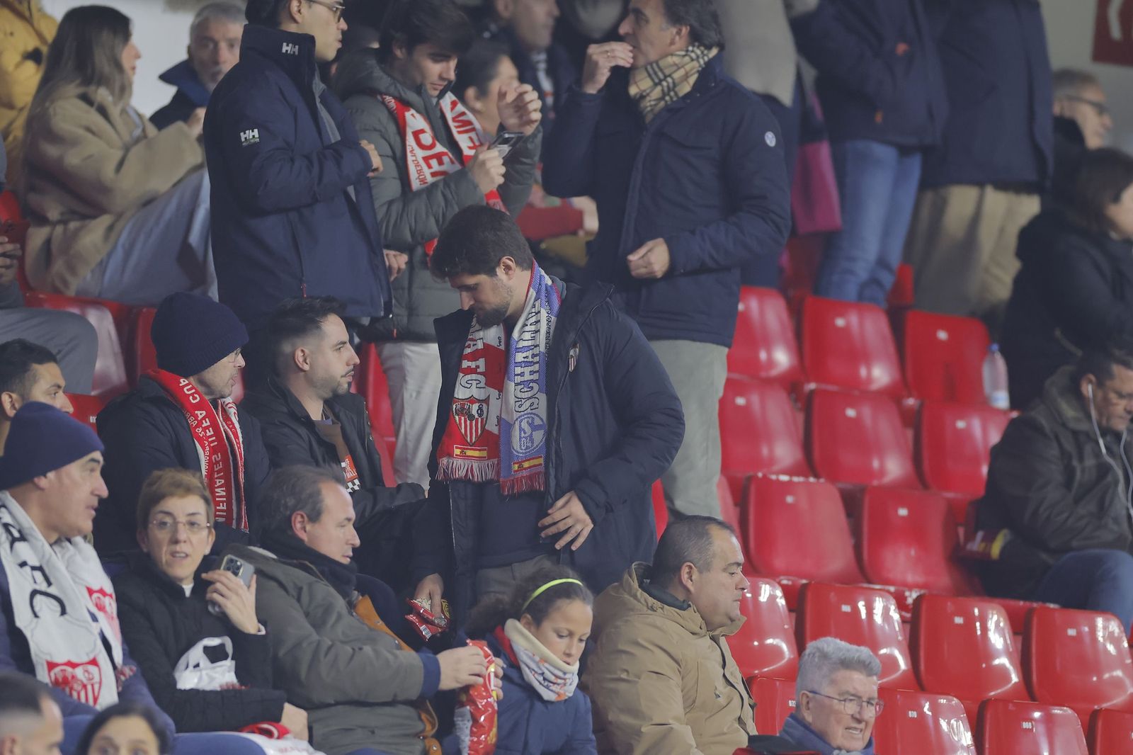 Búscate en las fotos del Sevilla - Celta