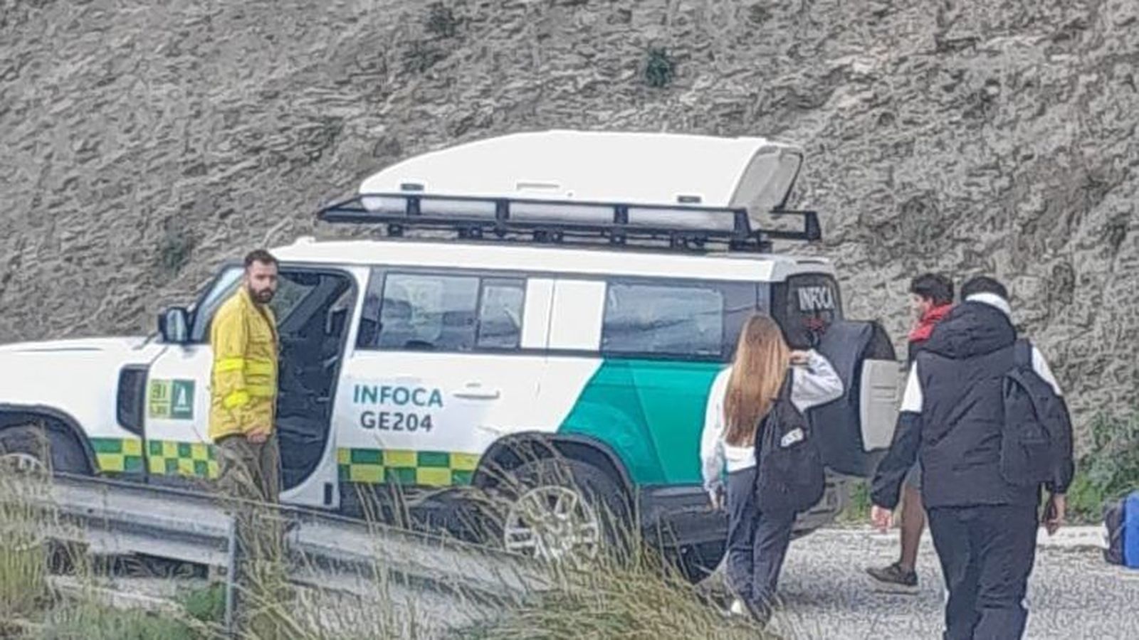 Personal del Infoca trasladando a varios alumnos por la imposibilidad de que pase el autobús