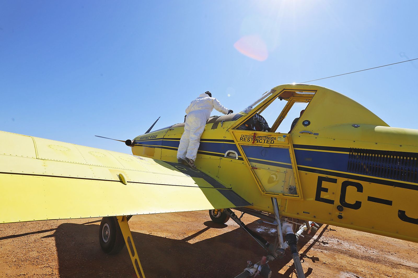 Imágenes del vuelo demostrativo de los medios aéreos del servicio de control de mosquitos