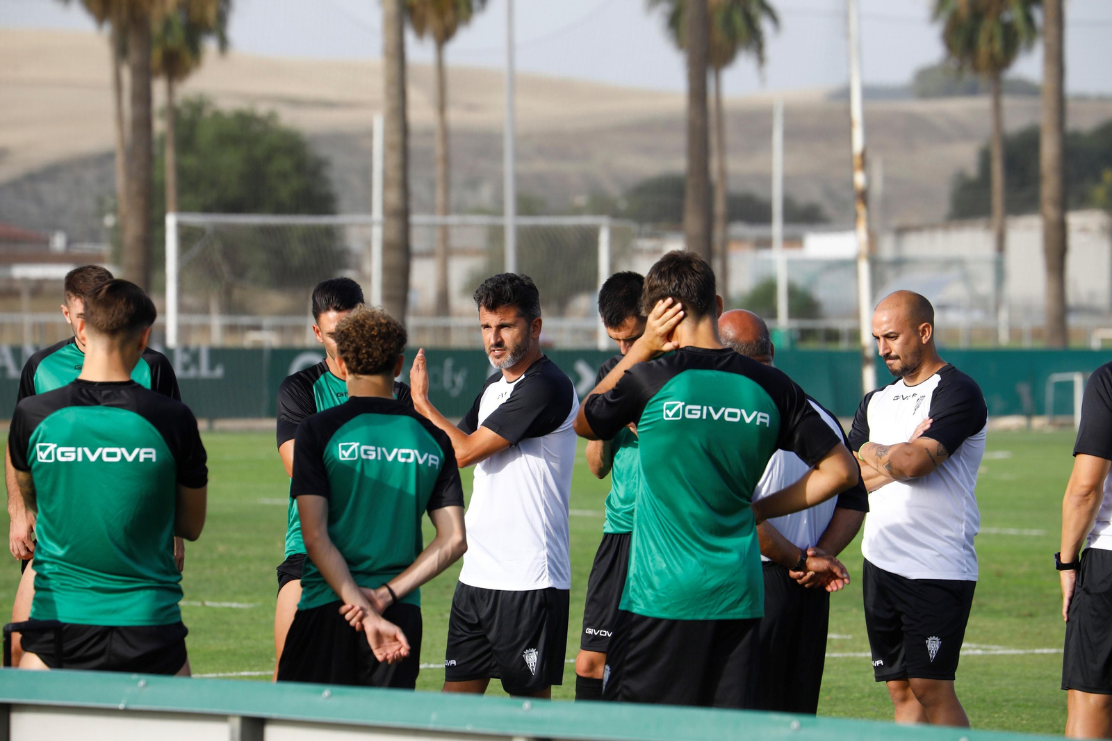 Iván Ania dirige un entrenamiento del Córdoba CF.