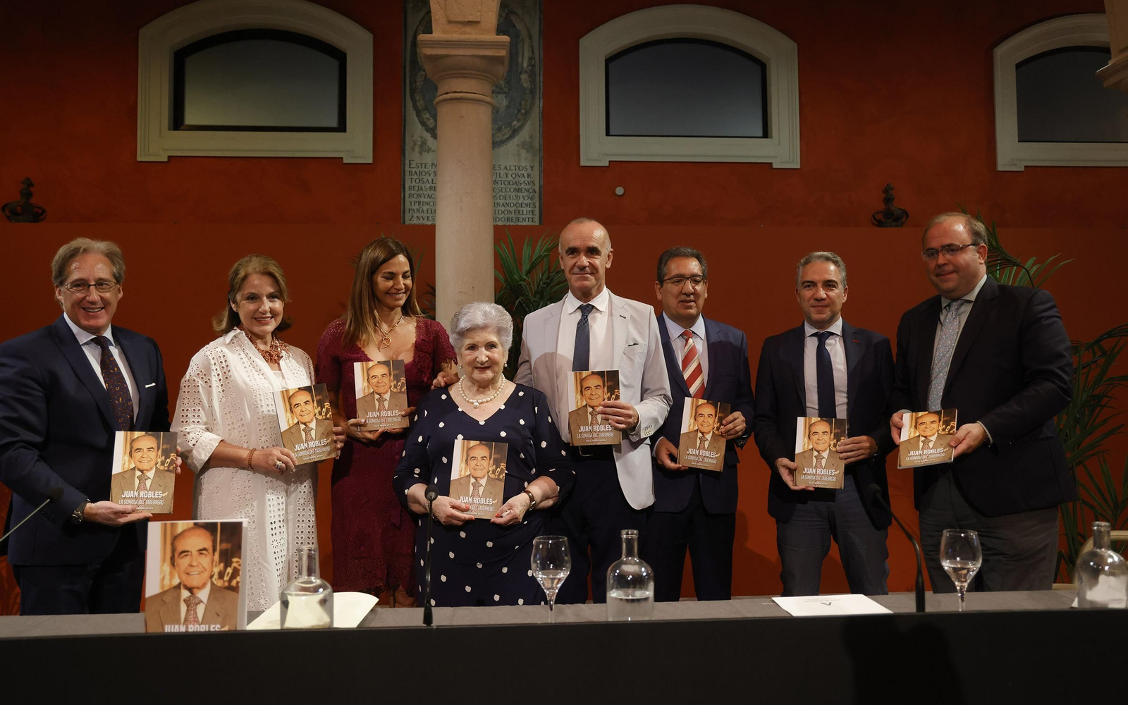 Presentación del libro  'Juan Robles, la sonrisa del tabernero' de Carlos Navarro, todas las imágenes
